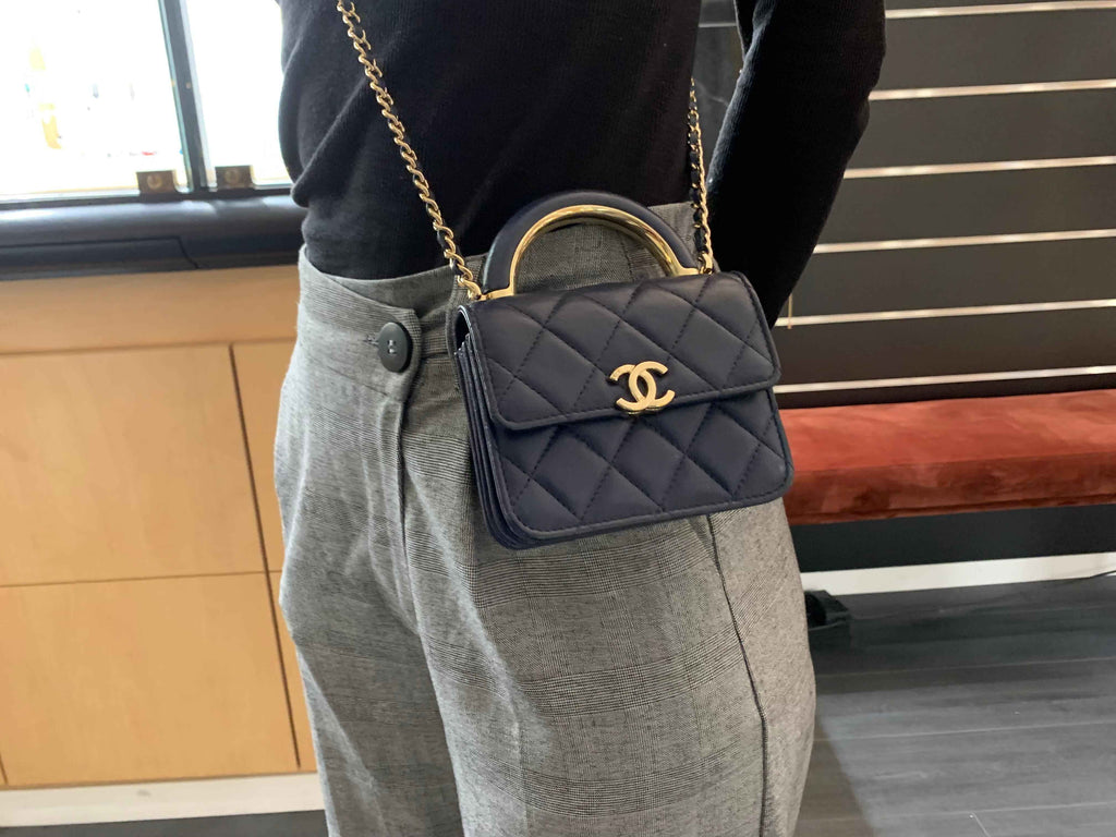 Chanel 12 cm – 2022 – Cuir agneau matelassé bleu marine