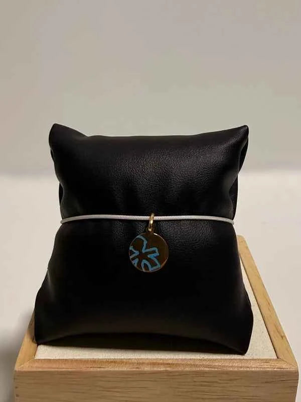 Pendentif en or 750 – Médaille symbolique émaillée