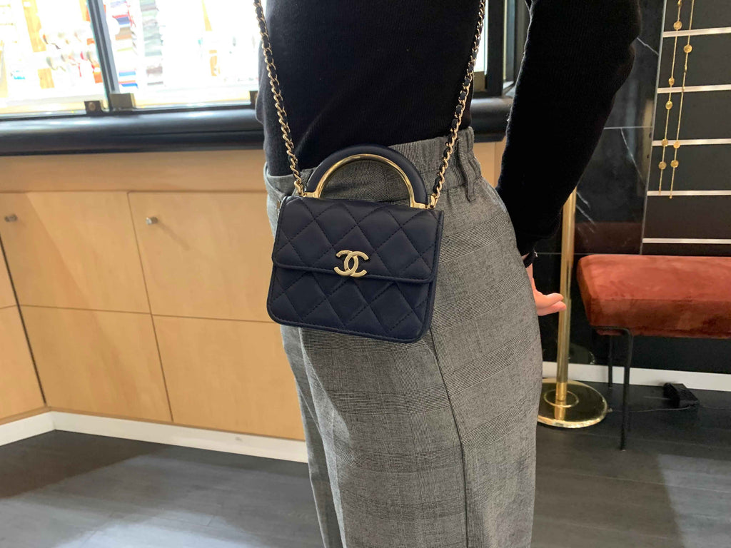 Chanel 12 cm – 2022 – Cuir agneau matelassé bleu marine