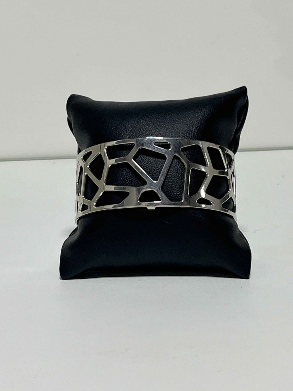 Bracelet manchette ajouré – finition argentée