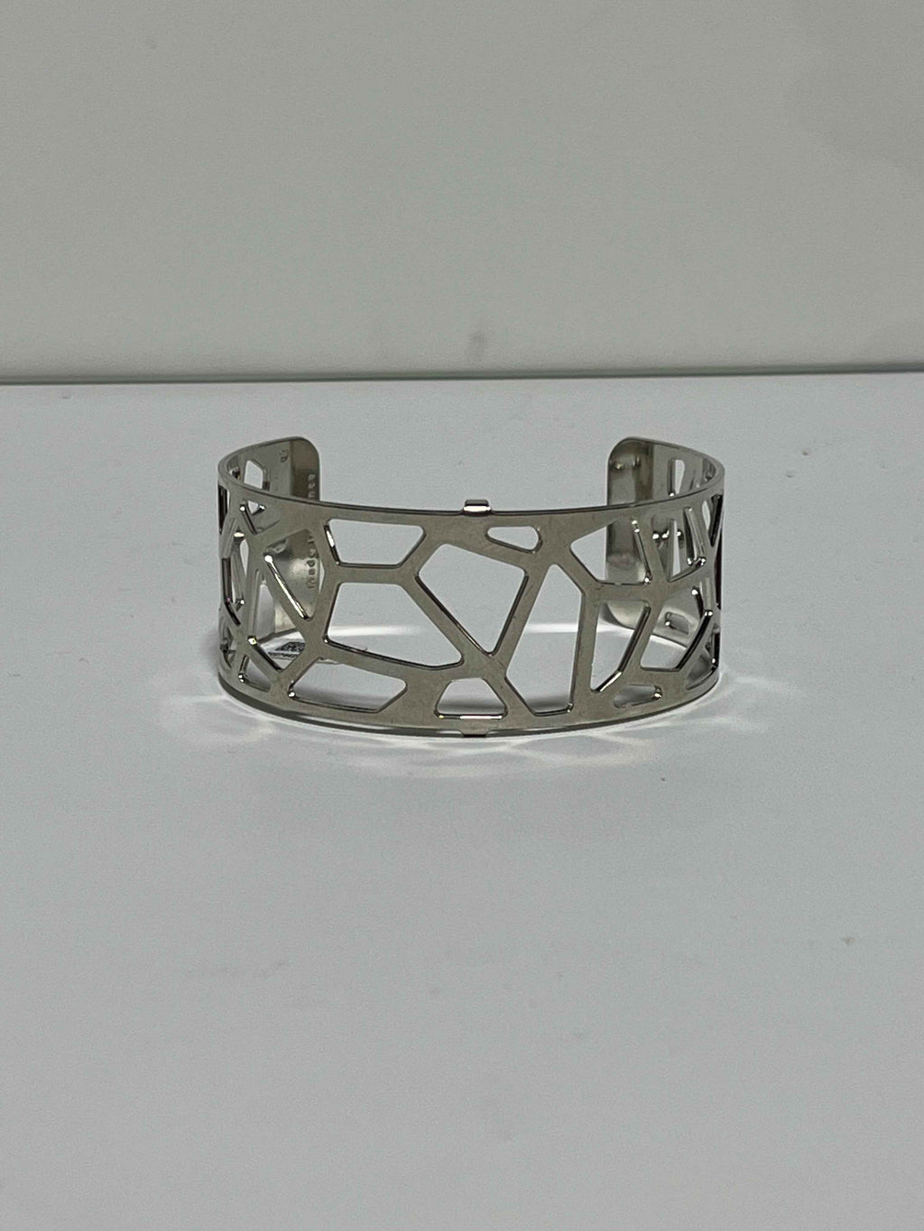 Bracelet manchette ajouré – finition argentée