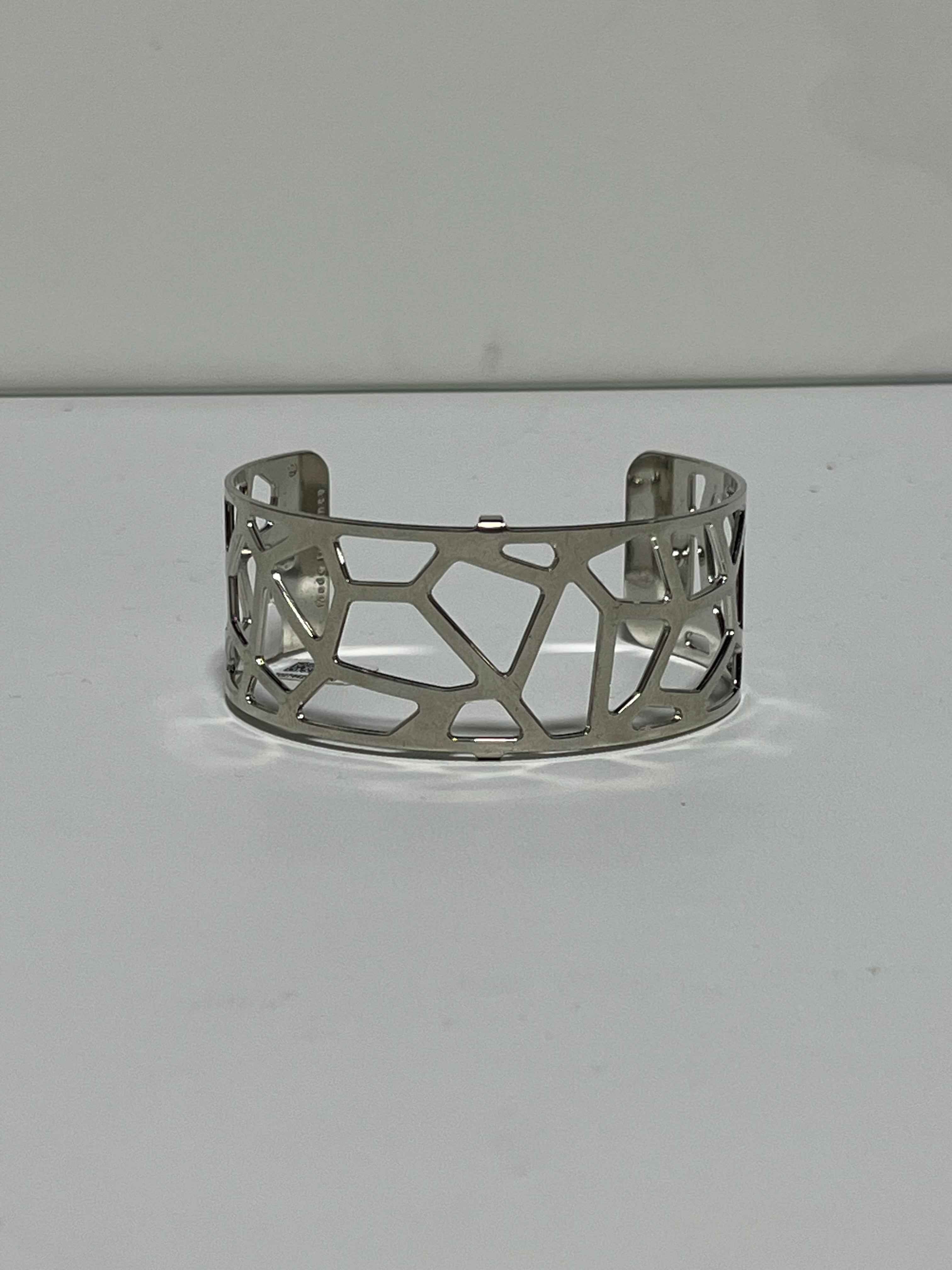 Bracelet manchette ajouré – finition argentée