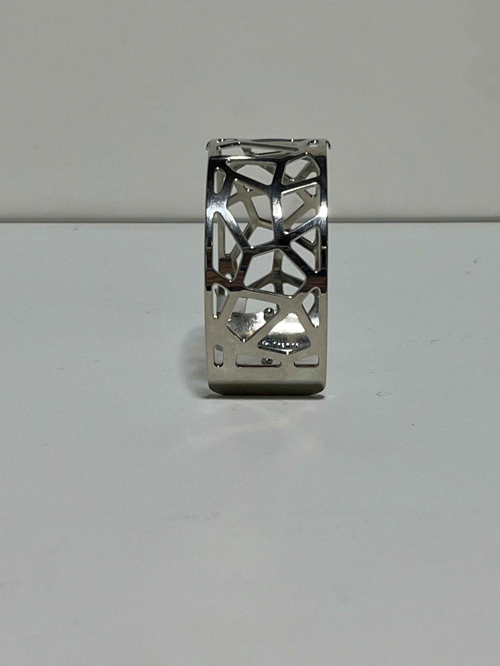 Bracelet manchette ajouré – finition argentée