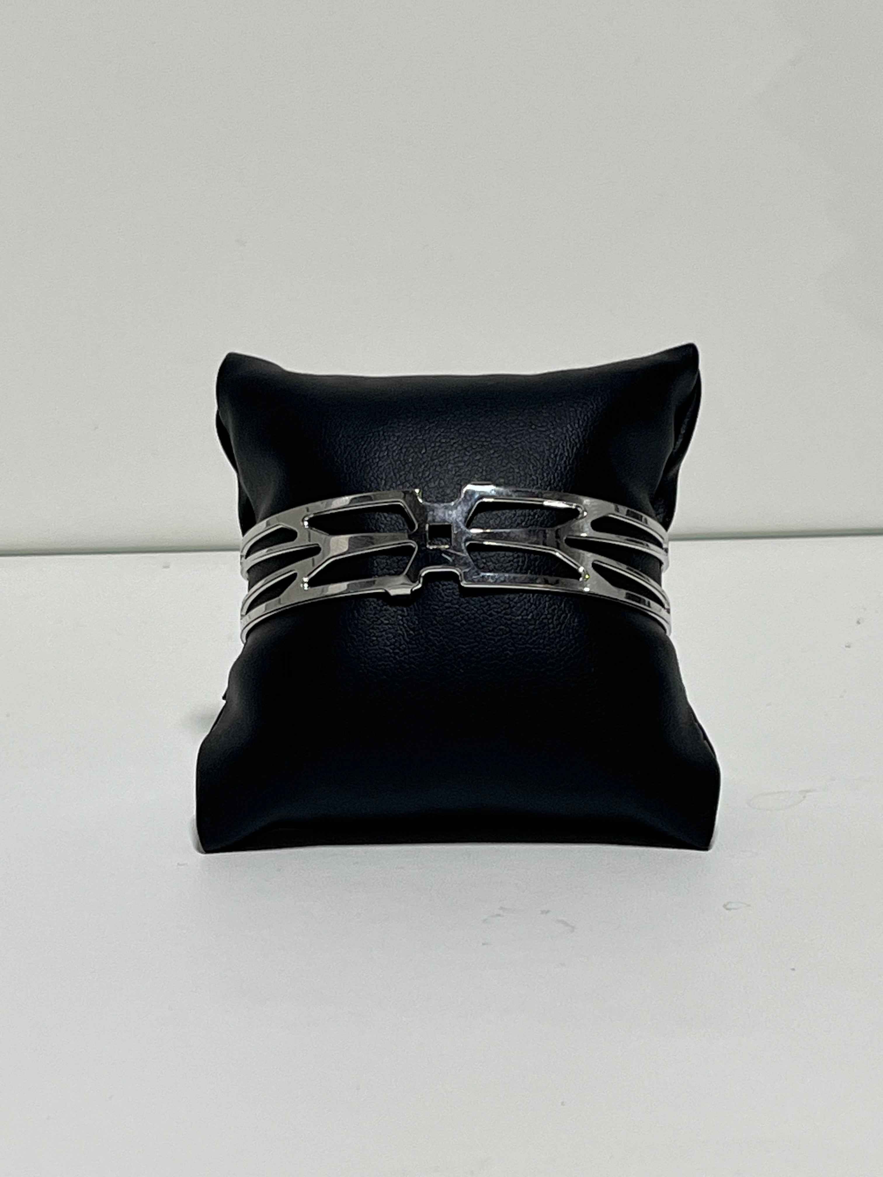 Bracelet manchette ajouré – argenté