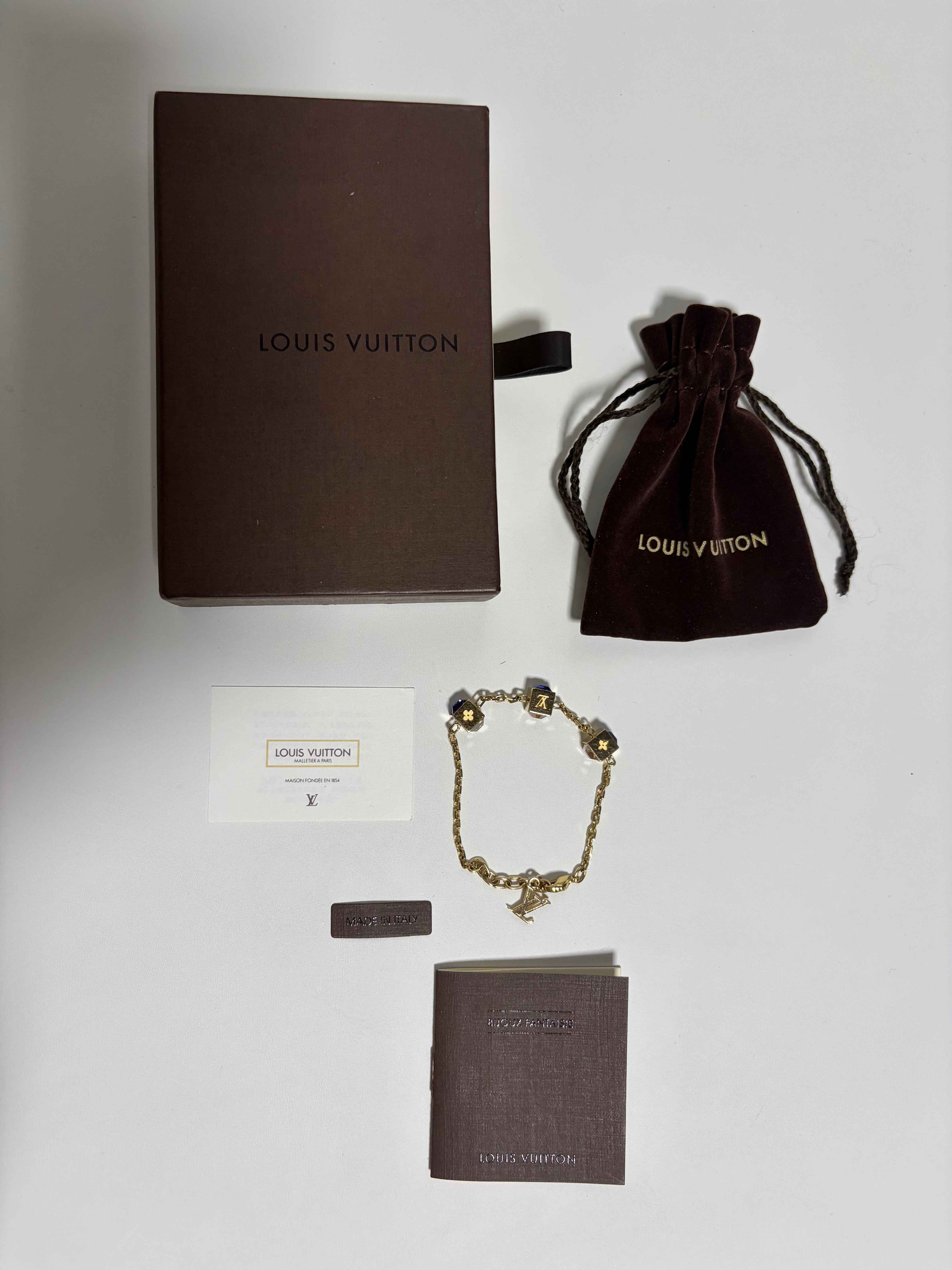 Bracelet Louis Vuitton – Métal doré & Dés strassés – 19 cm