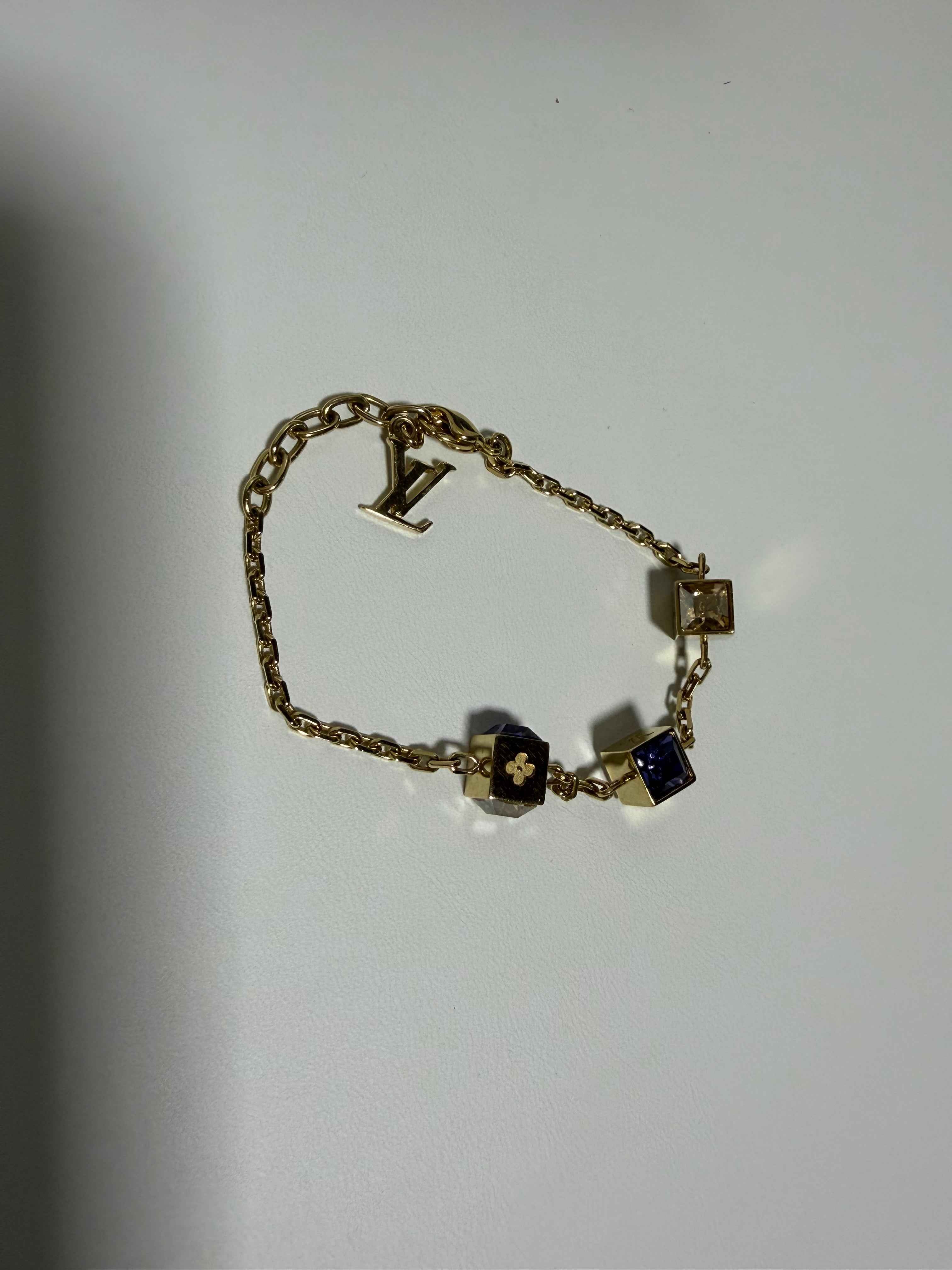 Bracelet Louis Vuitton – Métal doré & Dés strassés – 19 cm