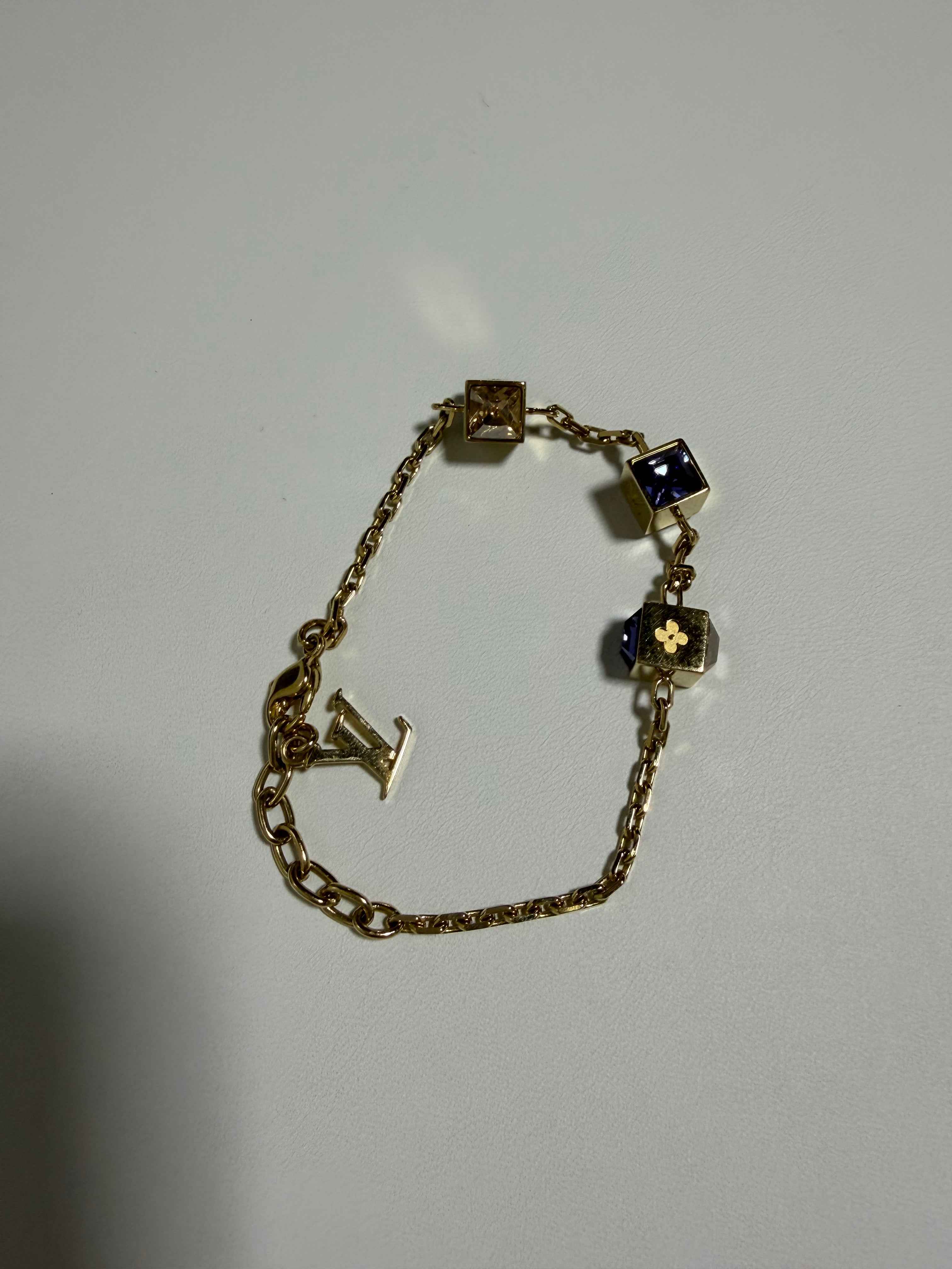 Bracelet Louis Vuitton – Métal doré & Dés strassés – 19 cm