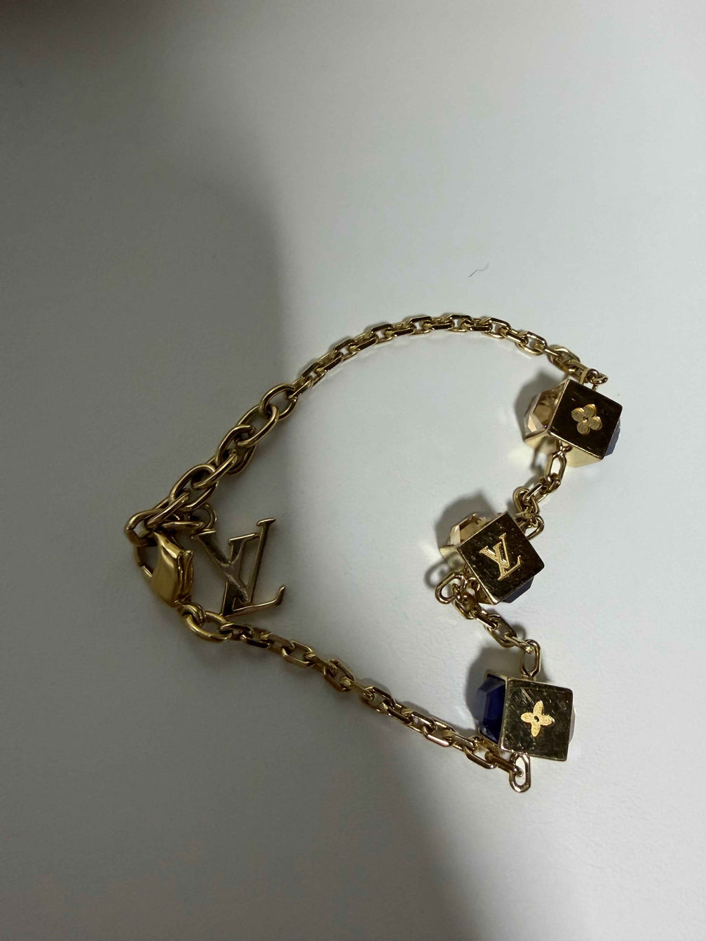 Bracelet Louis Vuitton – Métal doré & Dés strassés – 19 cm