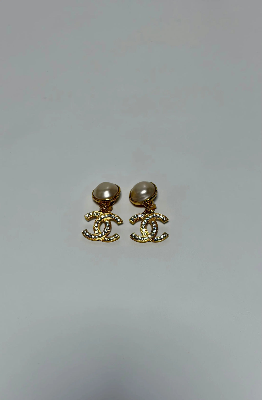 CHANEL – Boucles d’oreilles pendantes CC – Perles baroques – Métal doré – Circa 1990 - Héritage Précieux