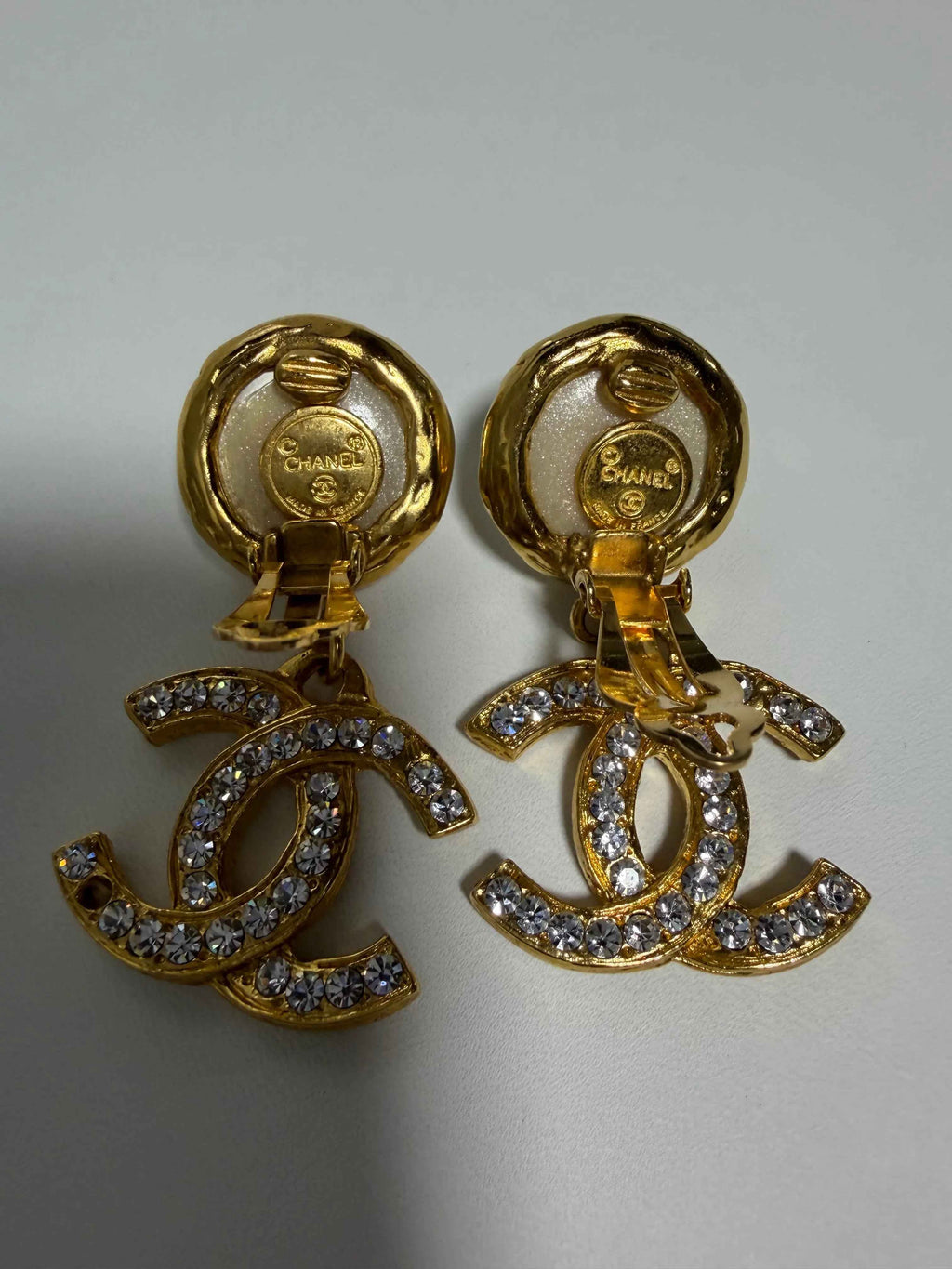 CHANEL – Boucles d’oreilles pendantes CC – Perles baroques – Métal doré – Circa 1990