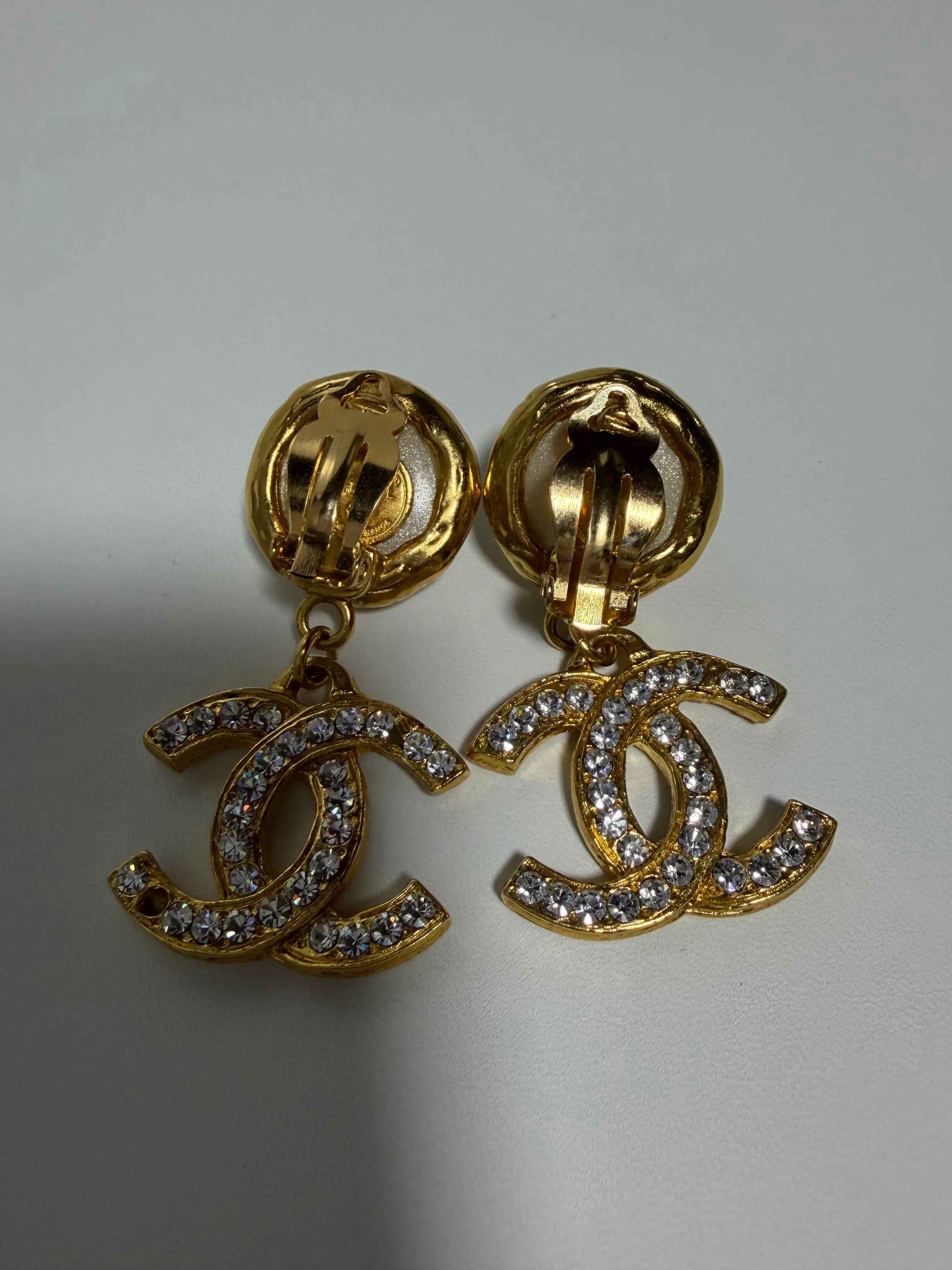CHANEL – Boucles d’oreilles pendantes CC – Perles baroques – Métal doré – Circa 1990