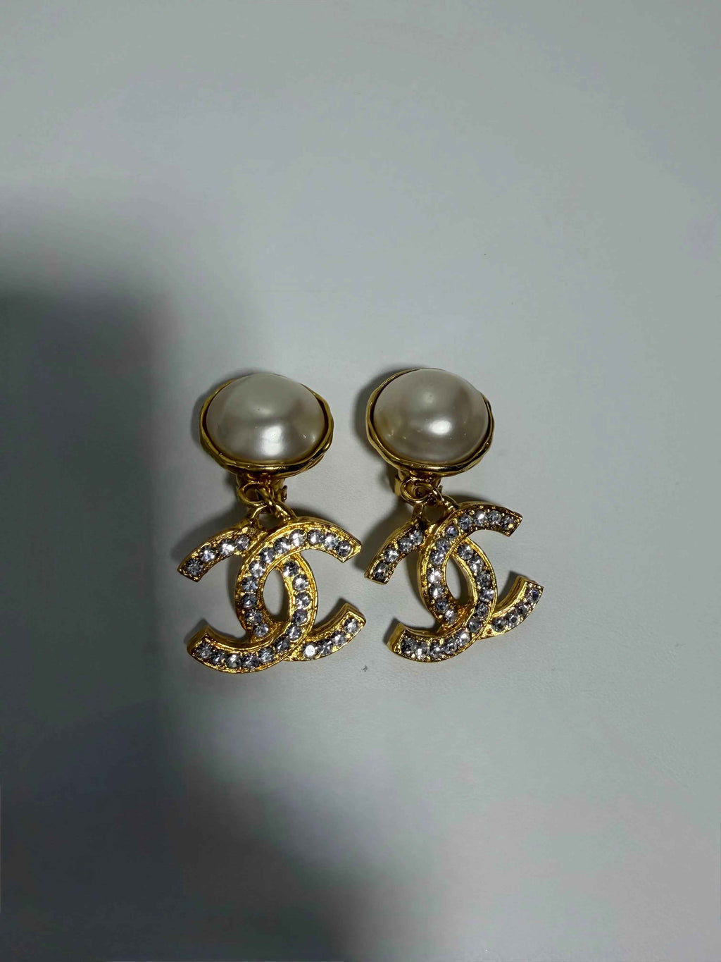 CHANEL – Boucles d’oreilles pendantes CC – Perles baroques – Métal doré – Circa 1990