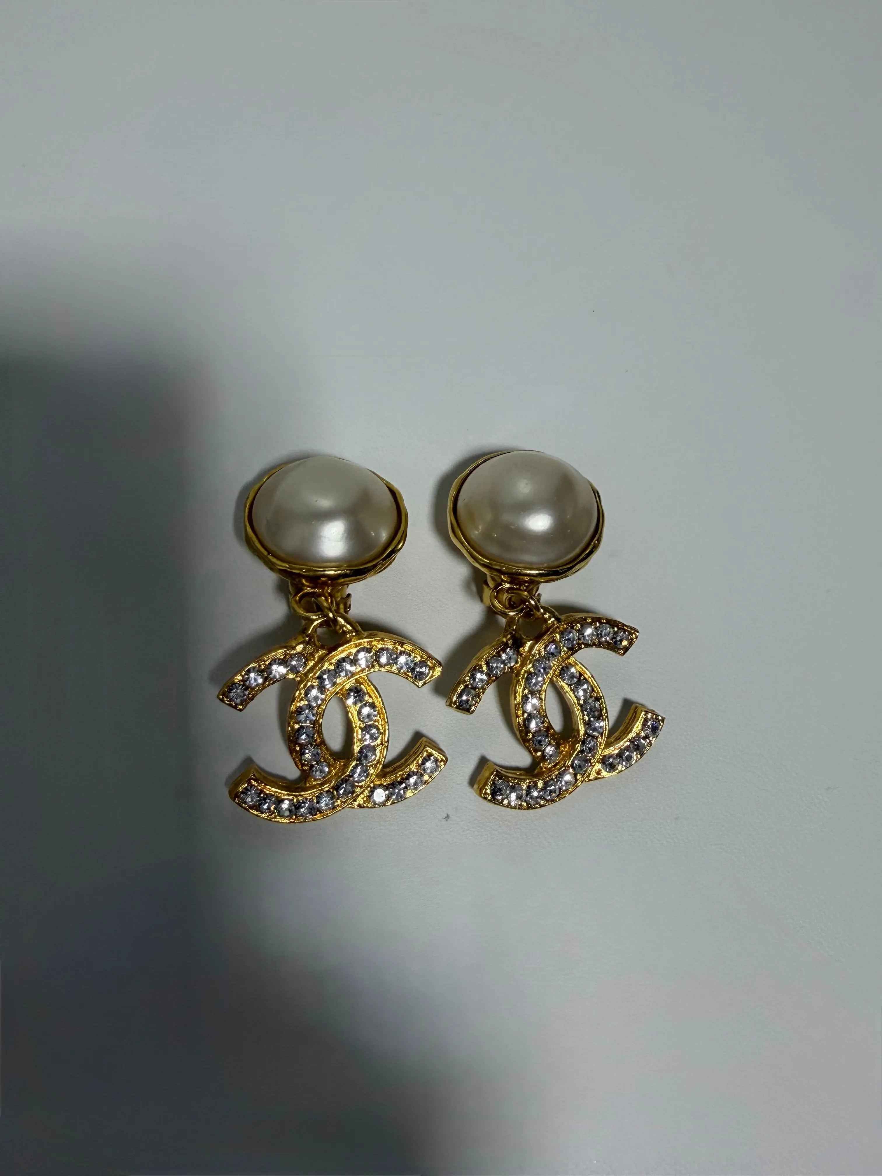 CHANEL – Boucles d’oreilles pendantes CC – Perles baroques – Métal doré – Circa 1990