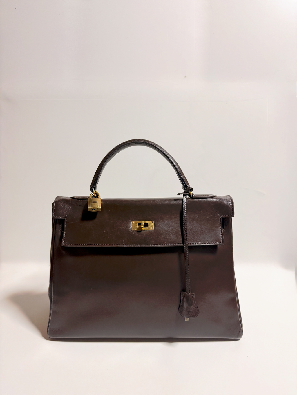 Hermès Kelly 32 Retourné 1972– Box Cacao – Vintage – Fermoir Or - Héritage Précieux
