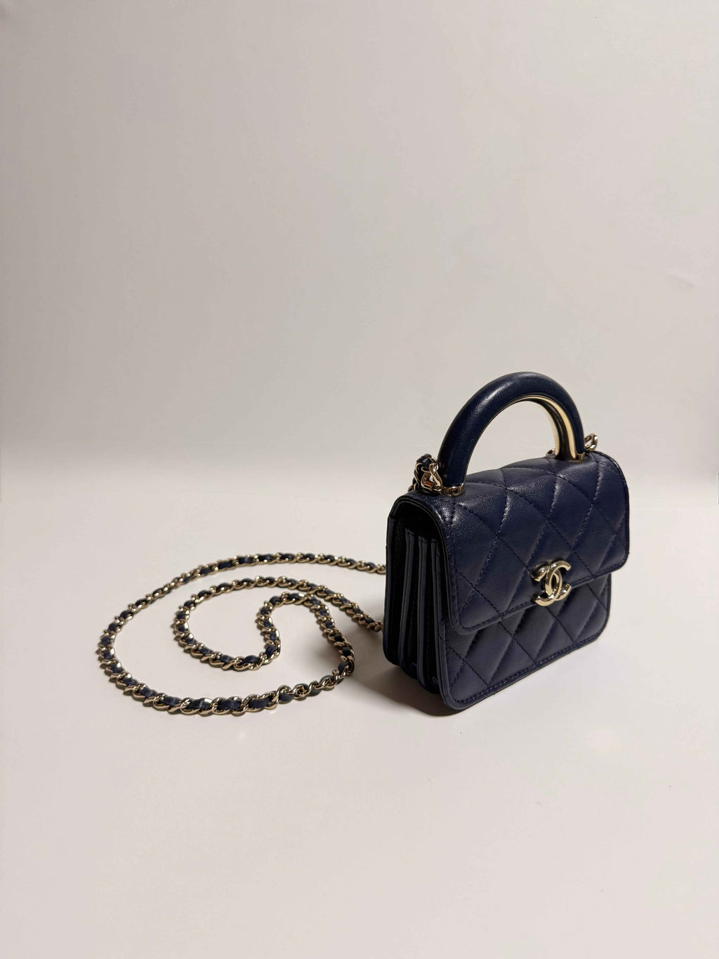 Chanel 12 cm – 2022 – Cuir agneau matelassé bleu marine
