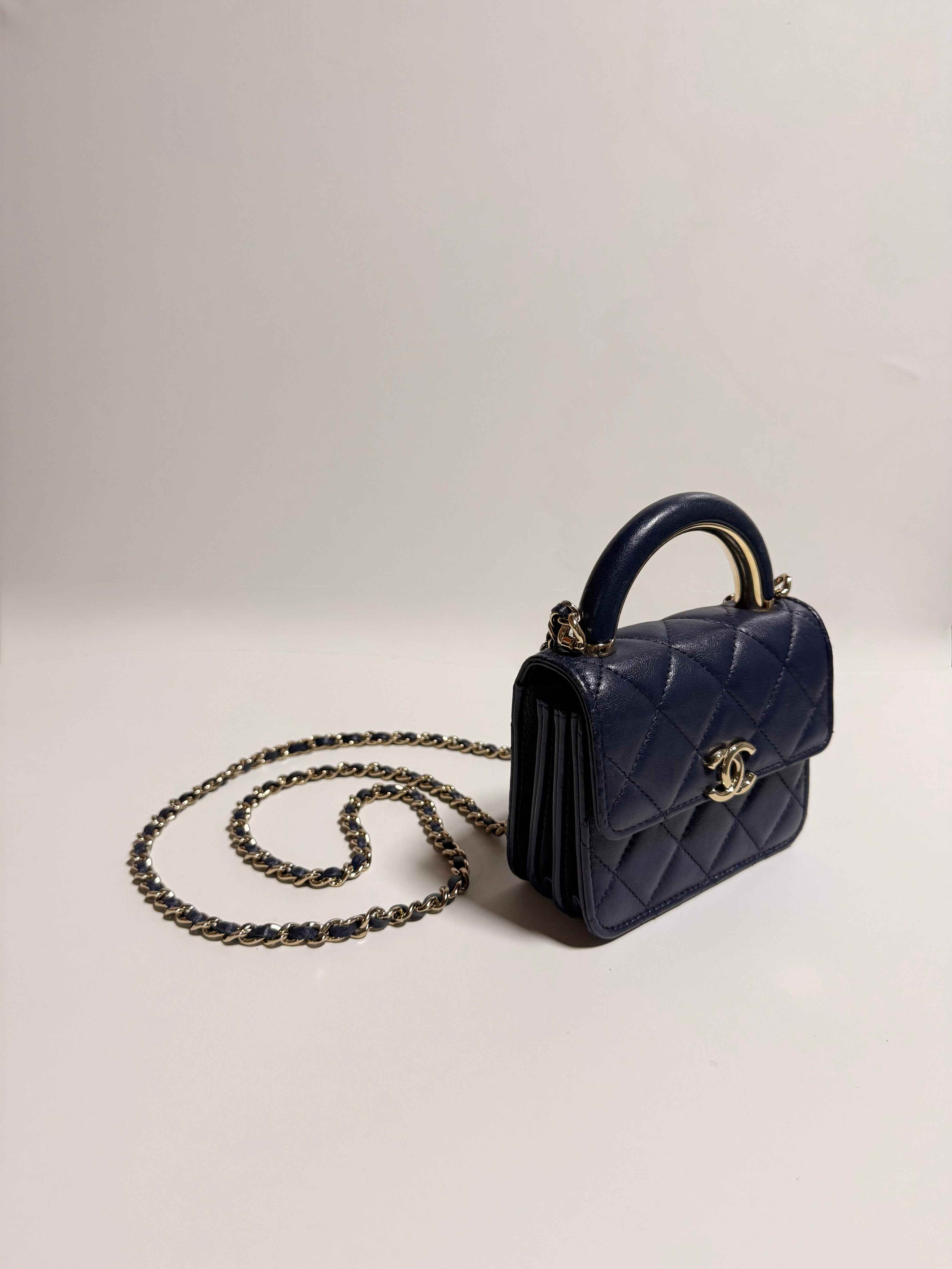 Chanel 12 cm – 2022 – Cuir agneau matelassé bleu marine