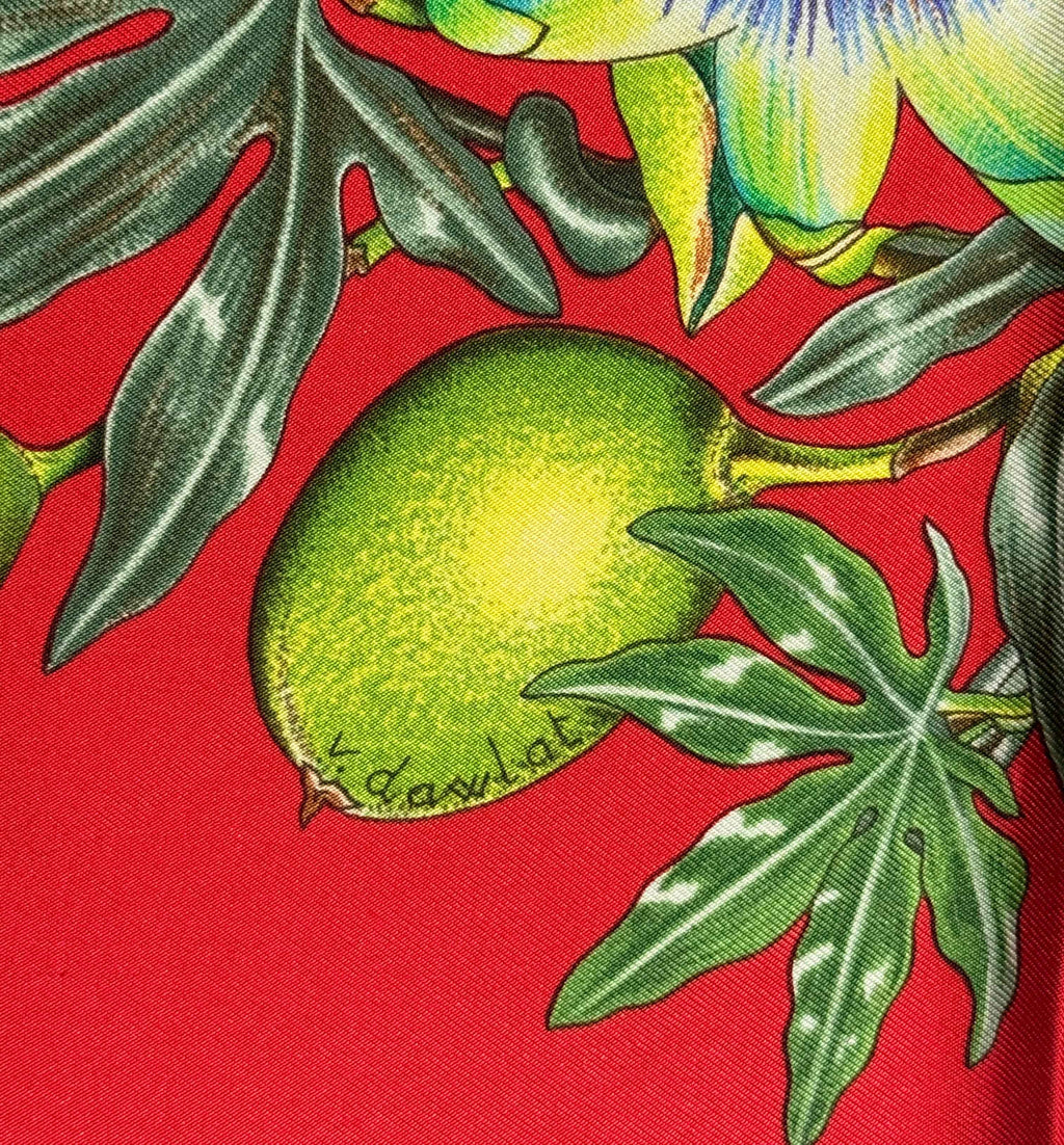 Carré Hermès “Passiflores” 100 % soie – Signé V. Dawlat – Fond rouge