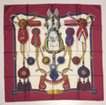 Carré Hermès “Frontaux et Cocardes” twill de soie, bord framboise