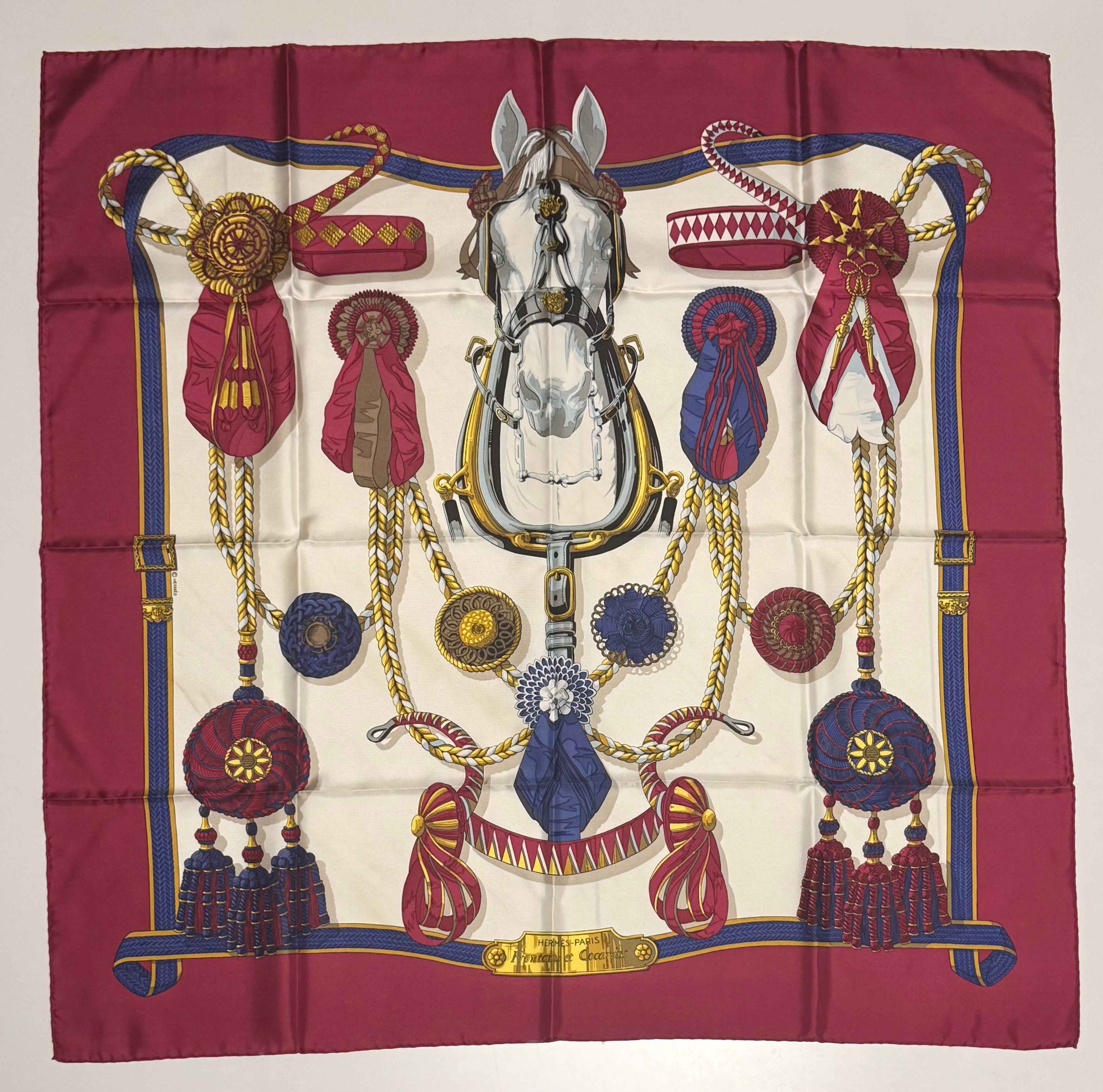 Carré Hermès “Frontaux et Cocardes” twill de soie, bord framboise