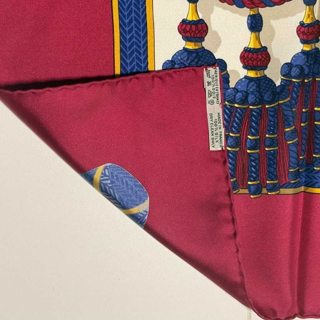 Carré Hermès “Frontaux et Cocardes” twill de soie, bord framboise