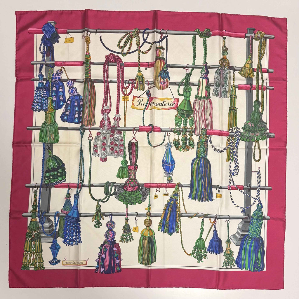 Carré Hermès 90 “Passementerie” marge framboise – soie