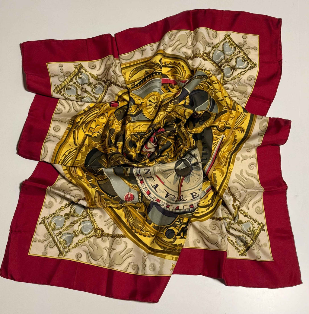 Carré Hermès Rouages – 100% soie – Bordure framboise