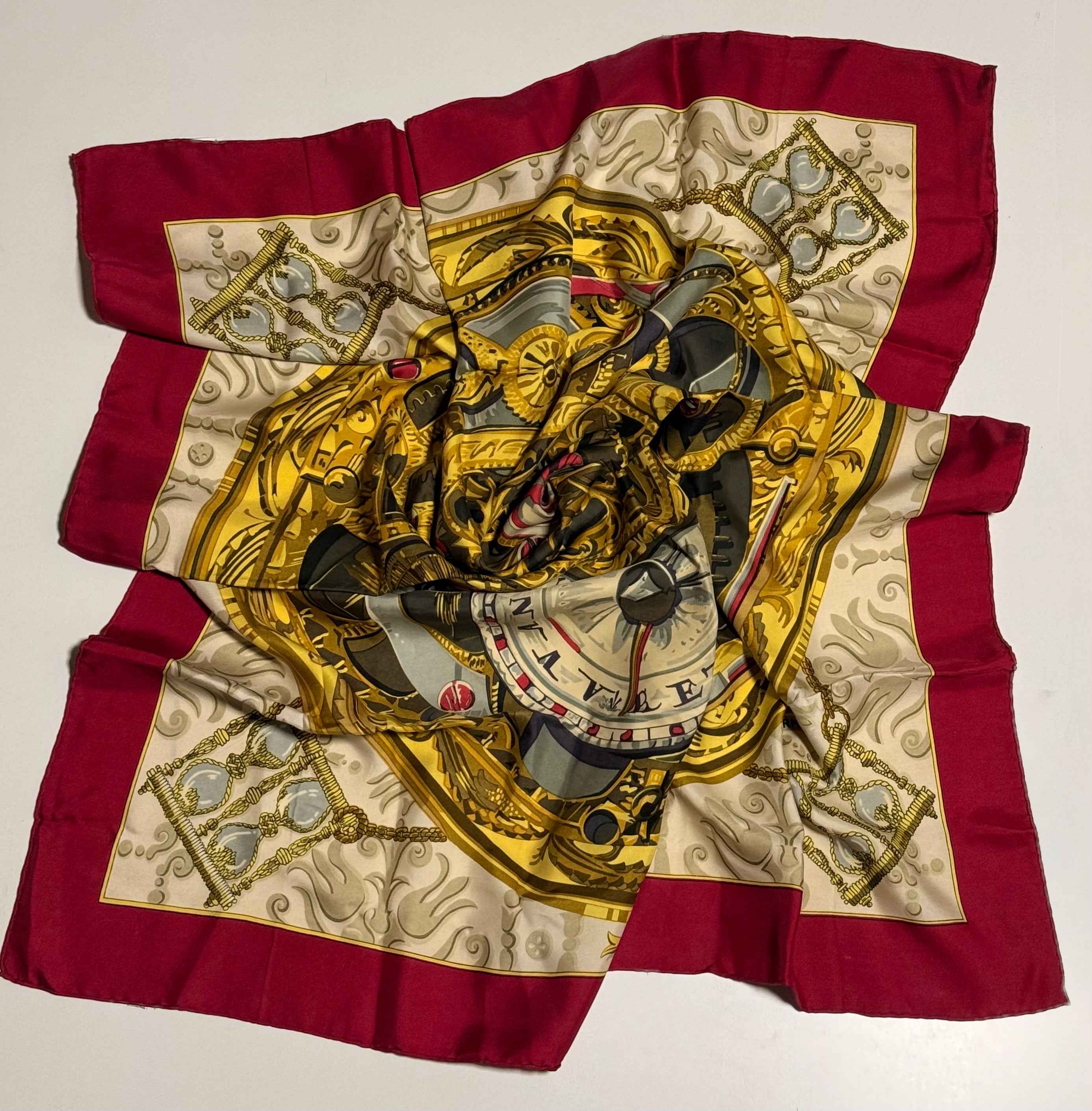 Carré Hermès Rouages – 100% soie – Bordure framboise