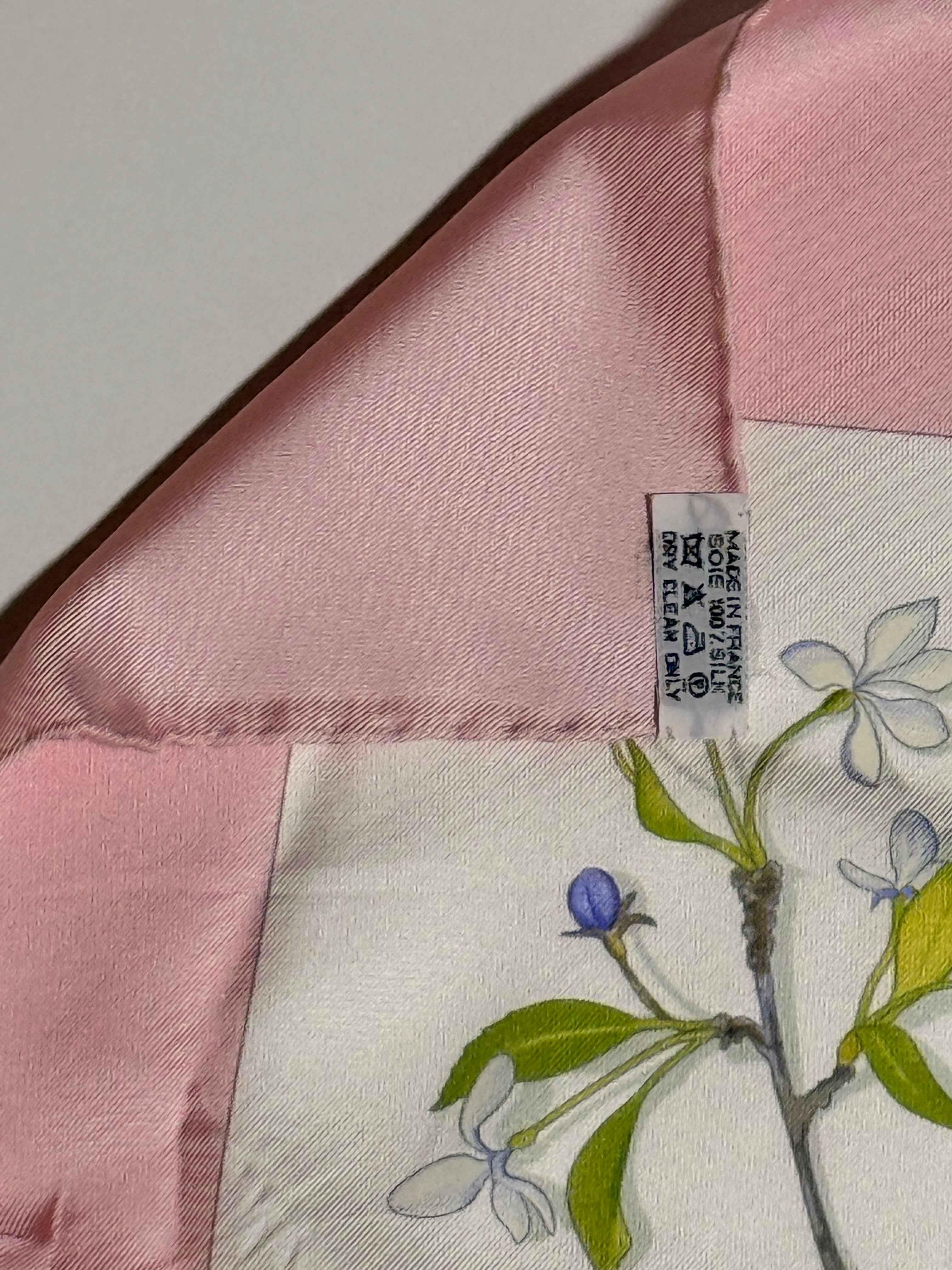 Carré Hermès Fleurs et Plumes – 100% soie – Bordure rose