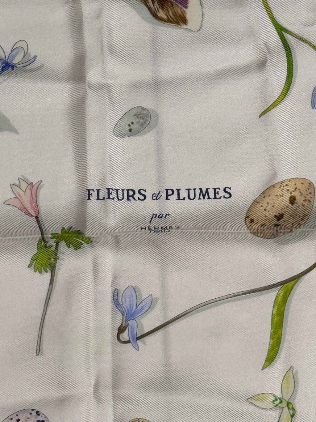 Carré Hermès Fleurs et Plumes – 100% soie – Bordure rose