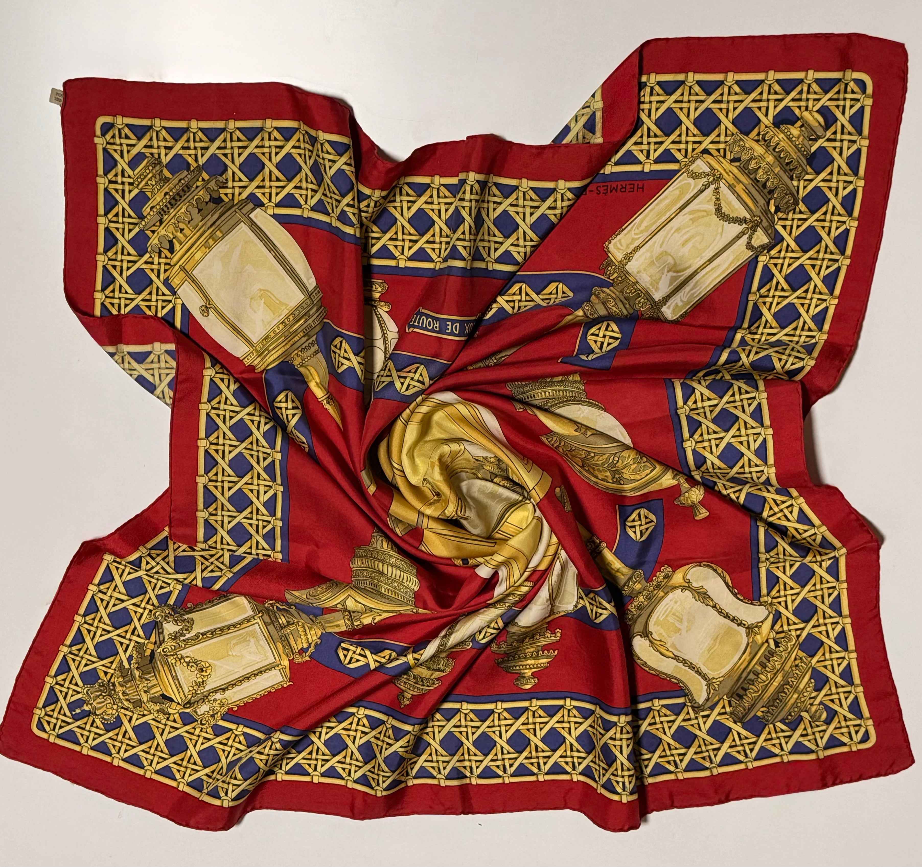 Carré Hermès Feux de Route – 100% soie – Fond rouge