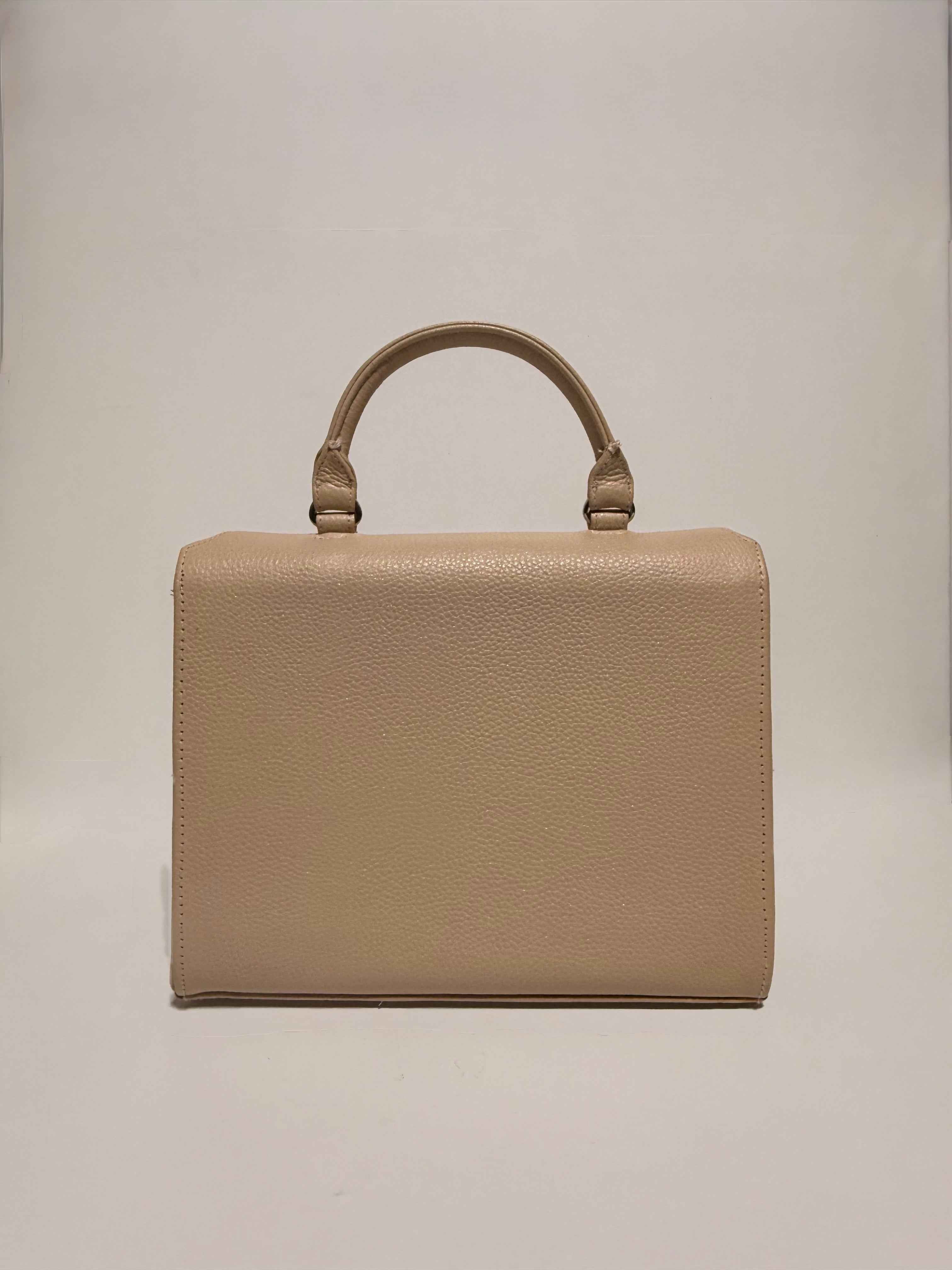 Sac en cuir beige subtilement pailleté