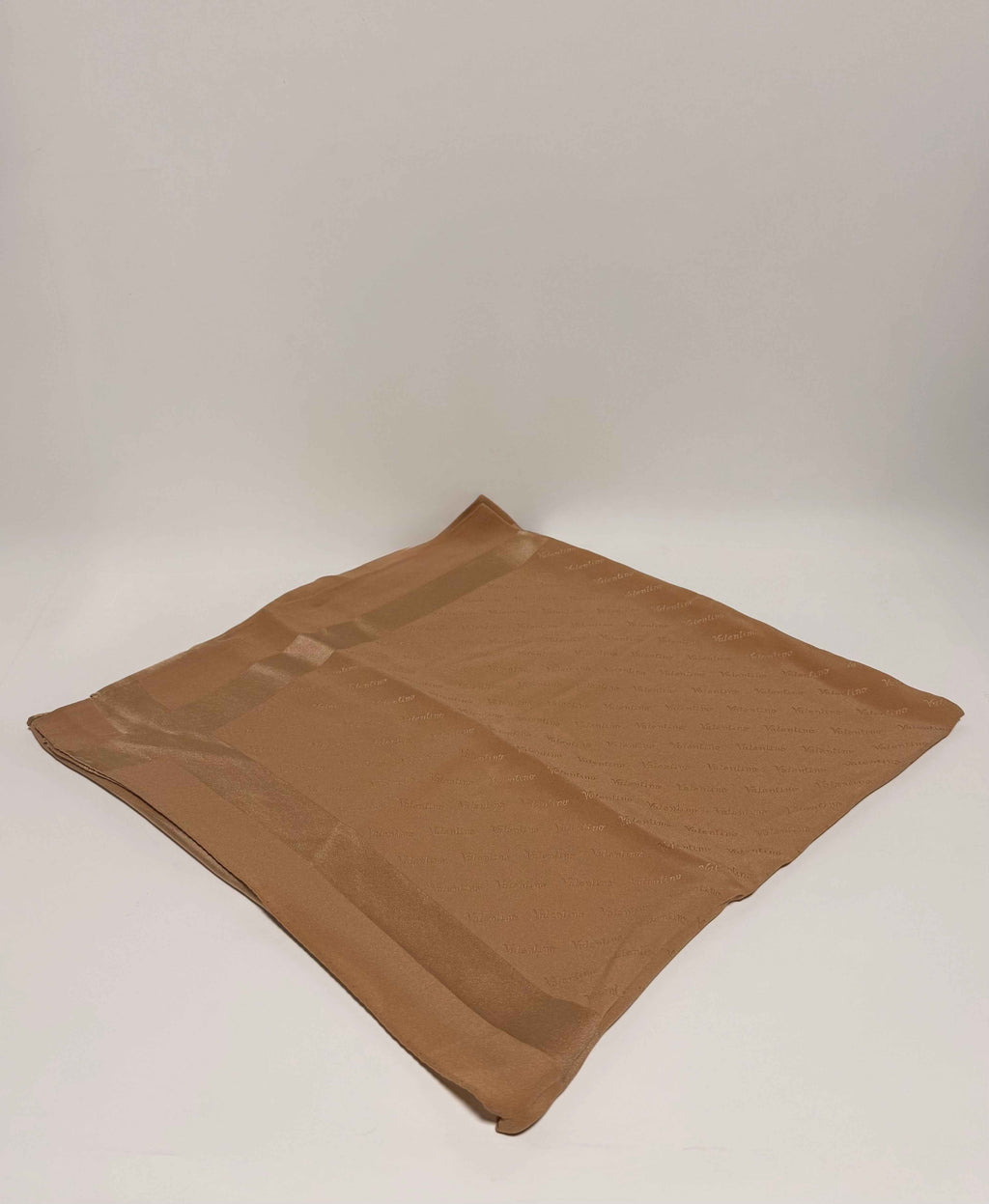 Carré Valentino en crêpe de soie nude – Motif logo – Vintage