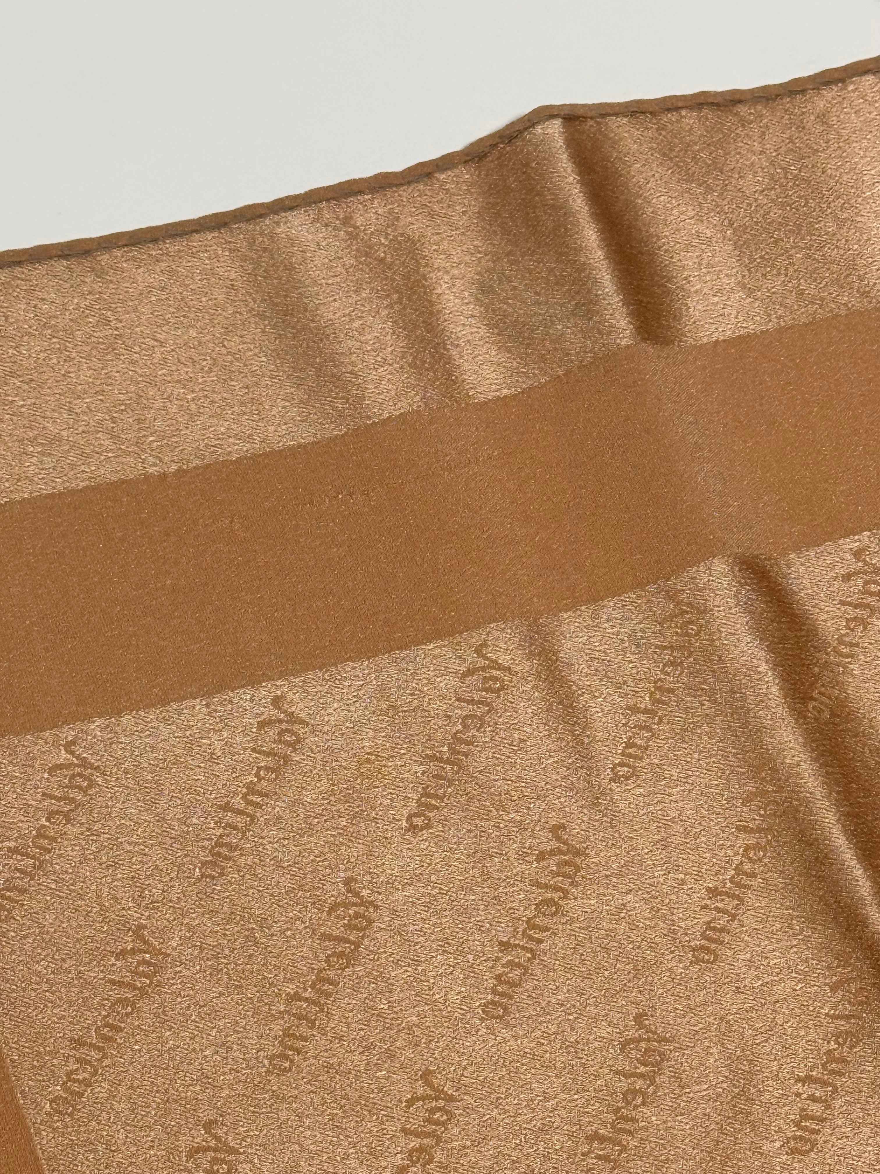 Carré Valentino en crêpe de soie nude – Motif logo – Vintage
