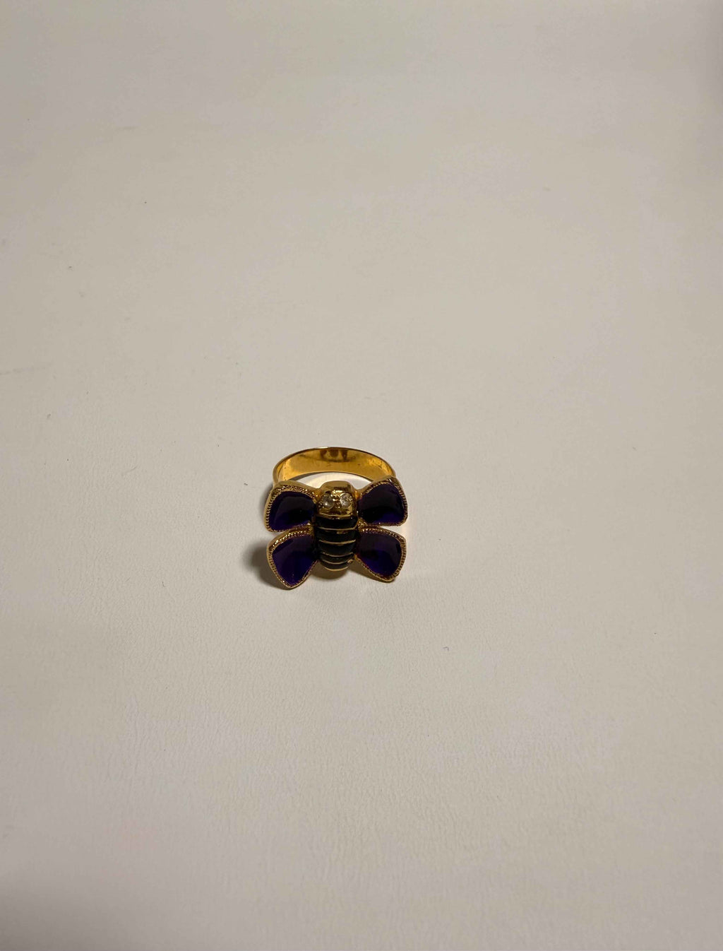 Bague Pierre Cardin papillon émaillée violette – métal doré – signée – avec boîte