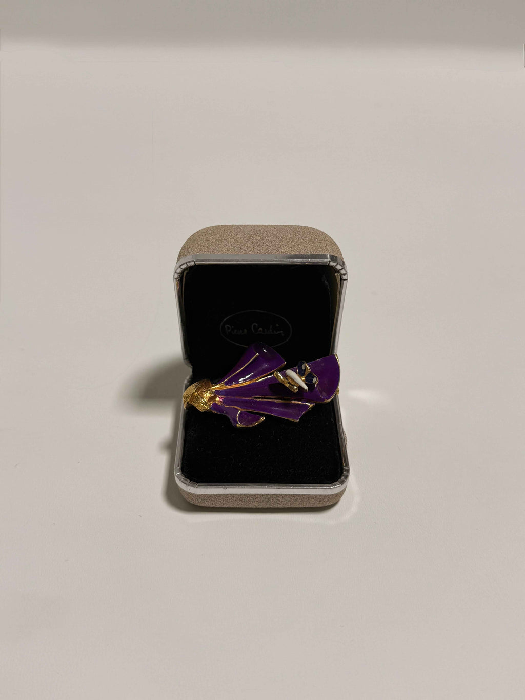 Broche Pierre Cardin vintage émaillée violette – métal doré – signée – avec boîte