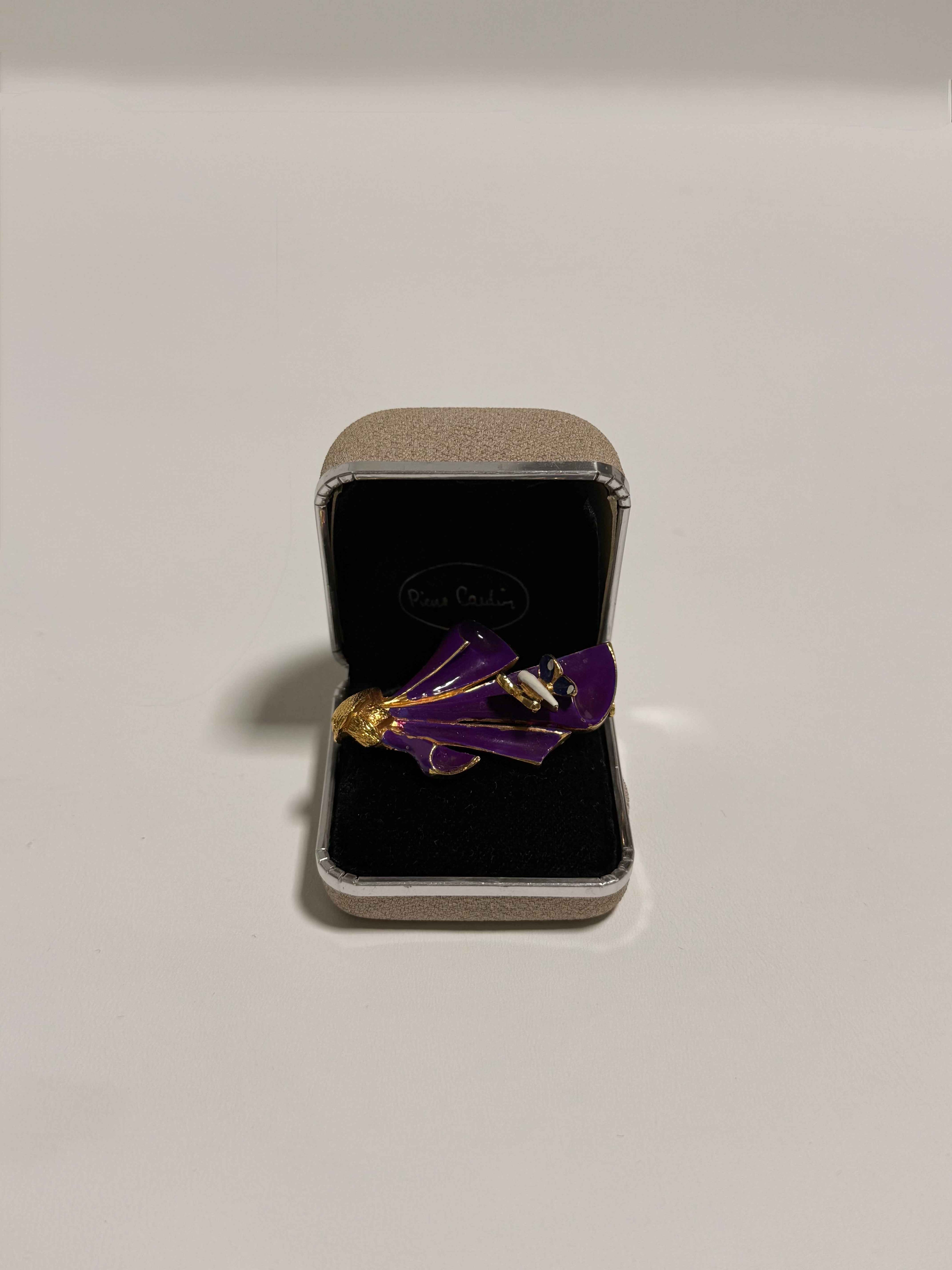 Broche Pierre Cardin vintage émaillée violette – métal doré – signée – avec boîte