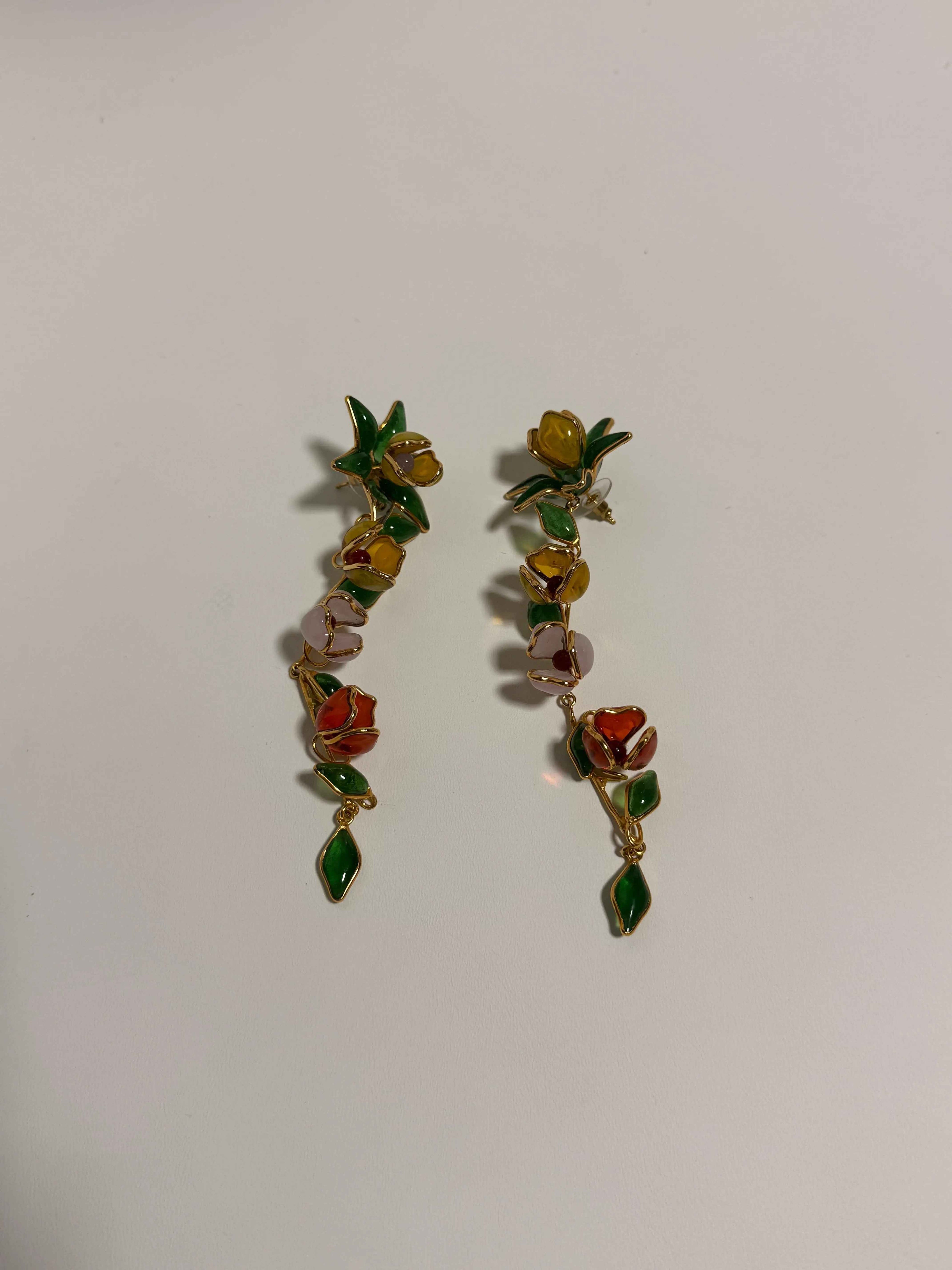 Boucles d’oreilles Augustine – fleurs colorées dorées