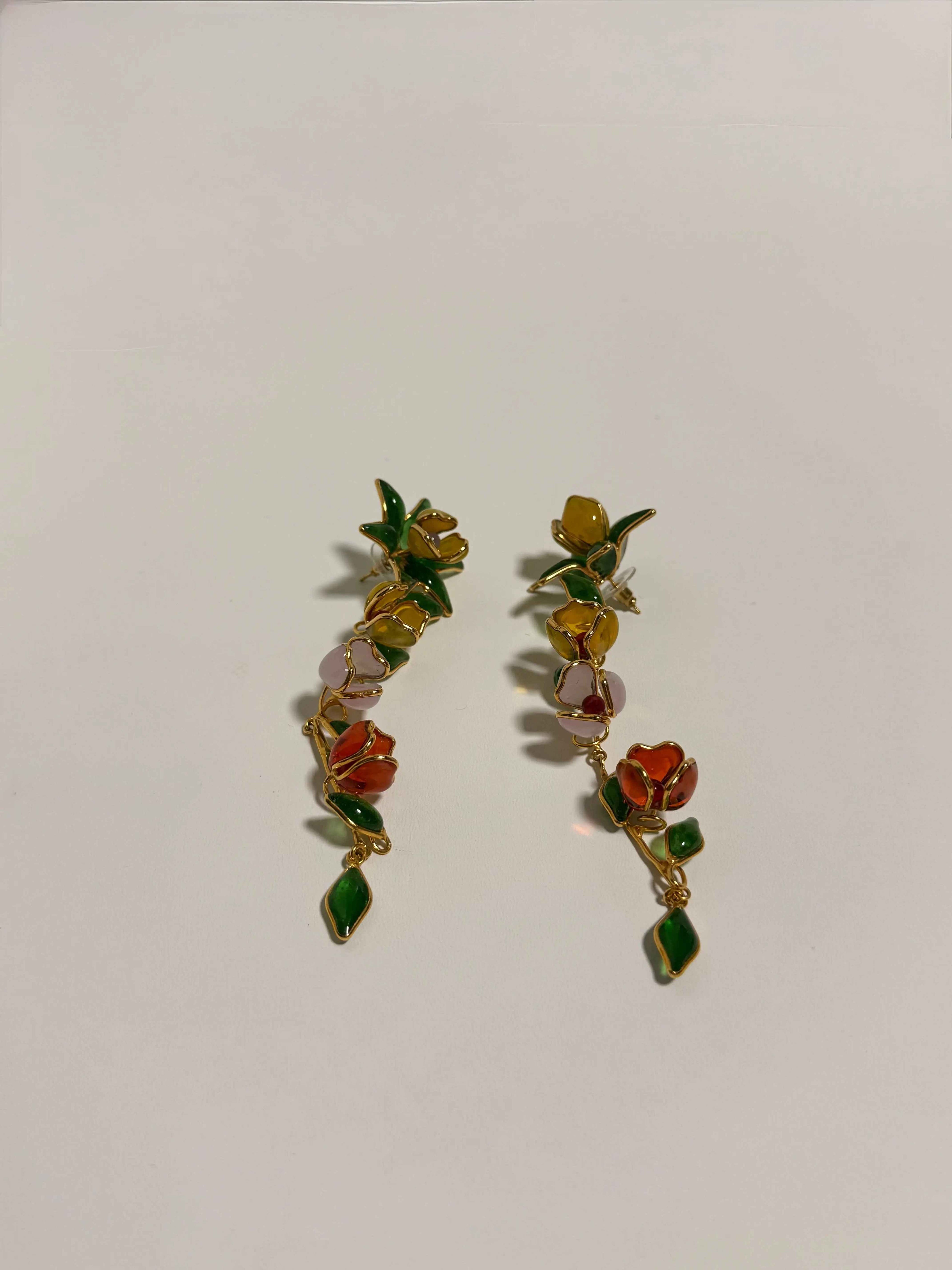 Boucles d’oreilles Augustine – fleurs colorées dorées