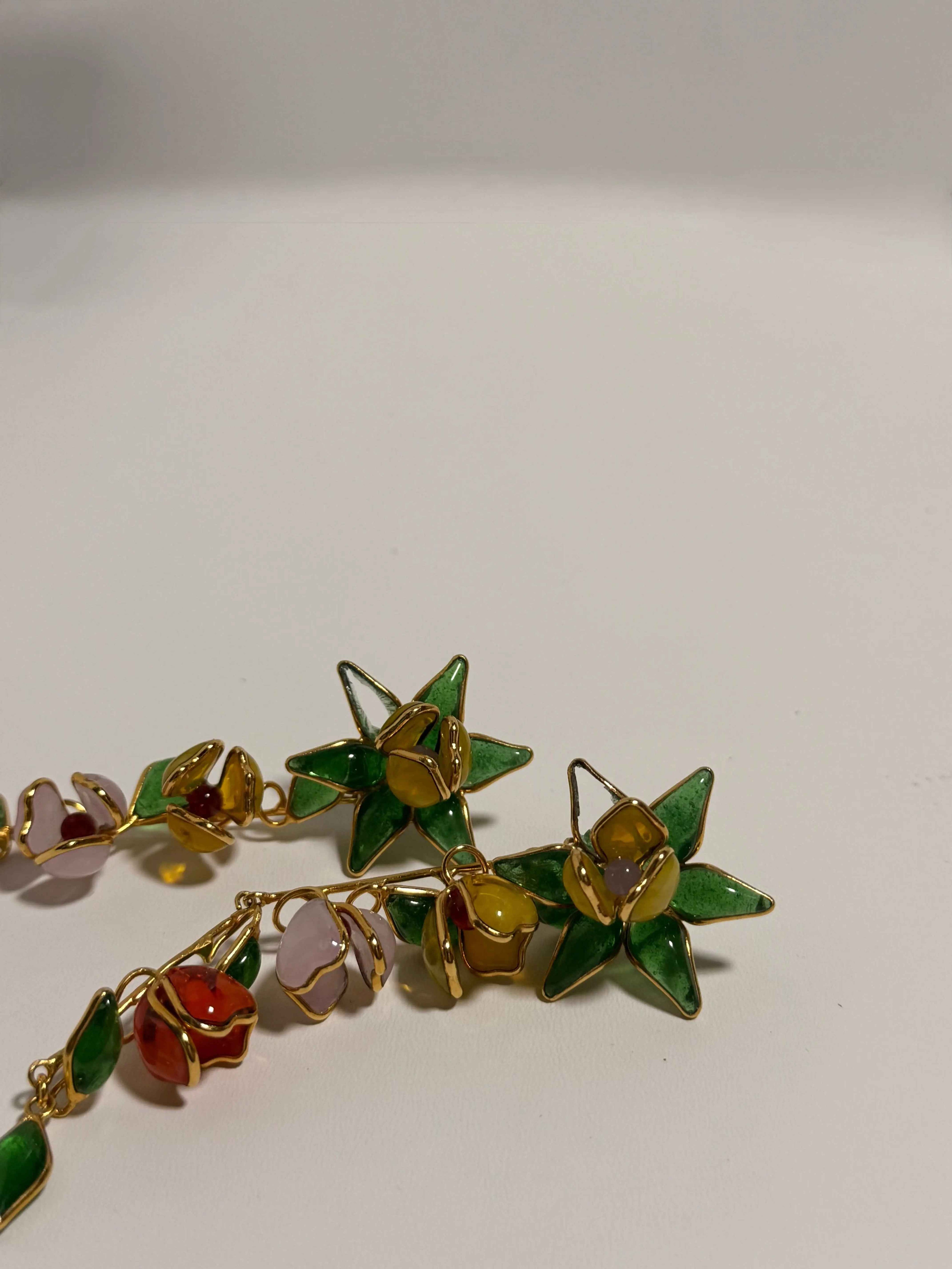 Boucles d’oreilles Augustine – fleurs colorées dorées
