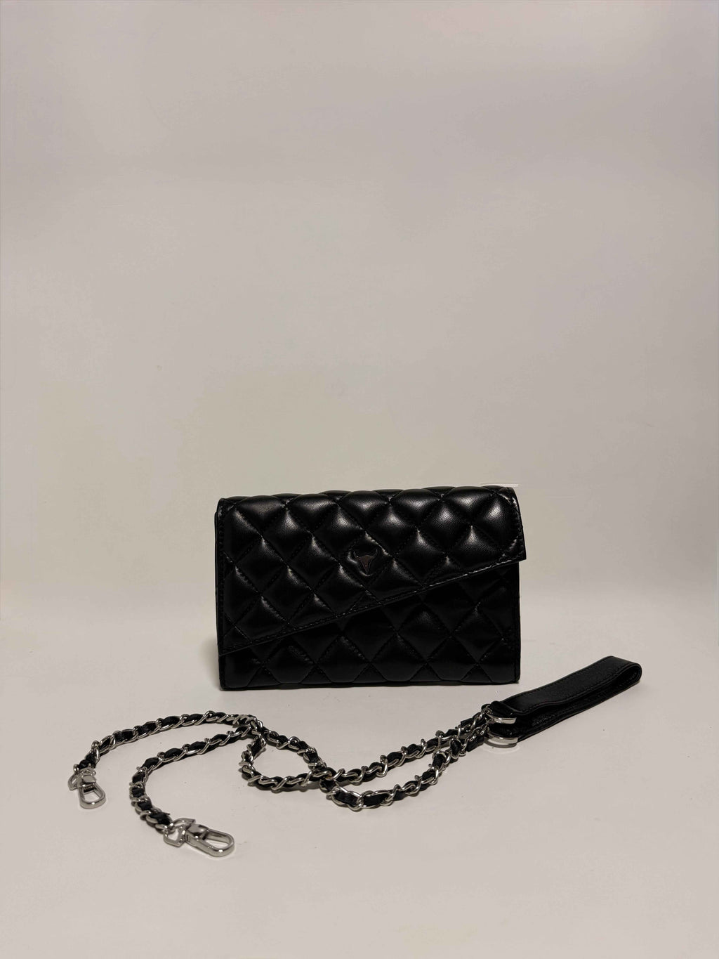 Pochette en cuir noir matelassé – Chaîne argentée