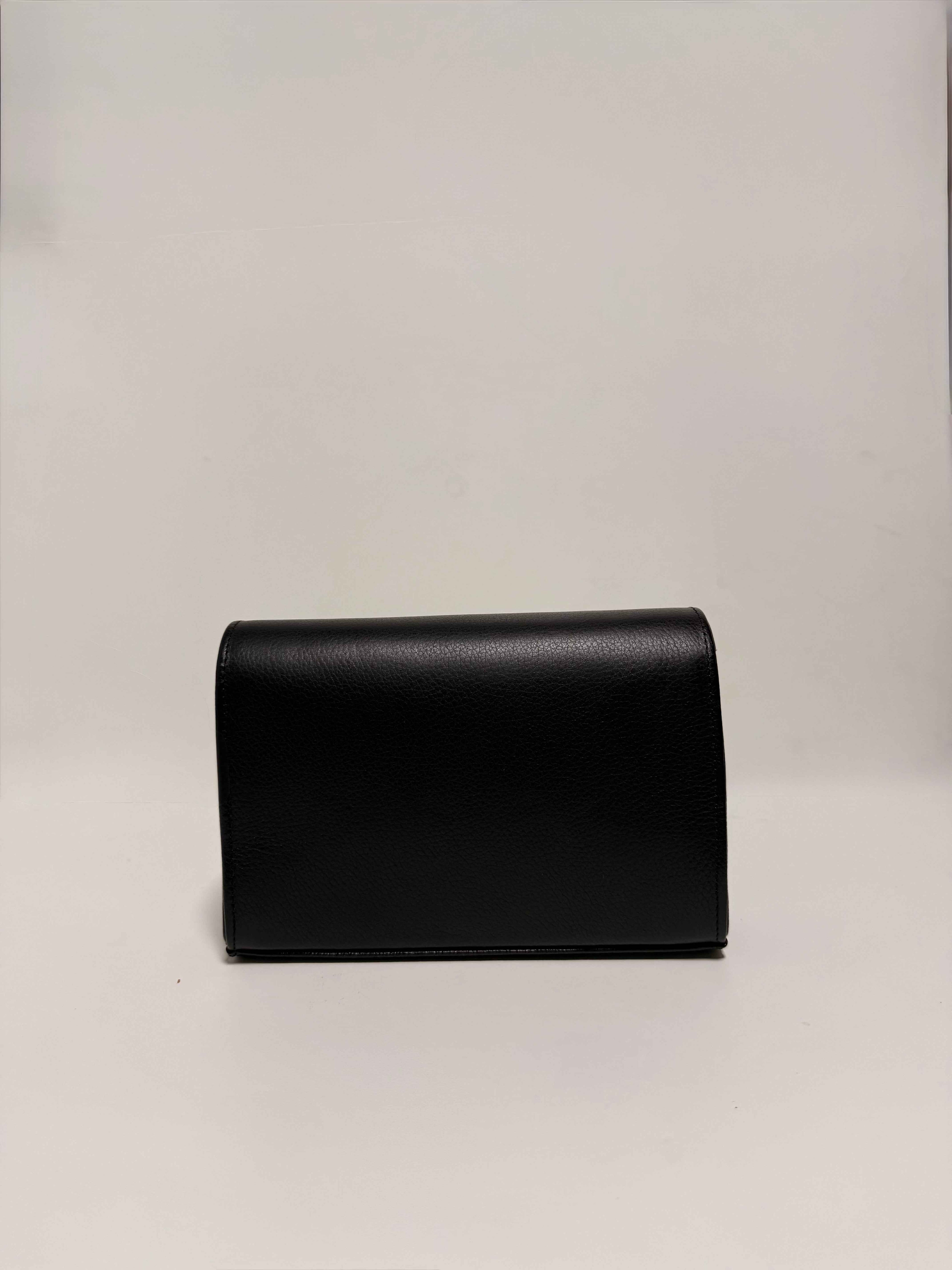 Petit sac noir en cuir – chaîne argentée