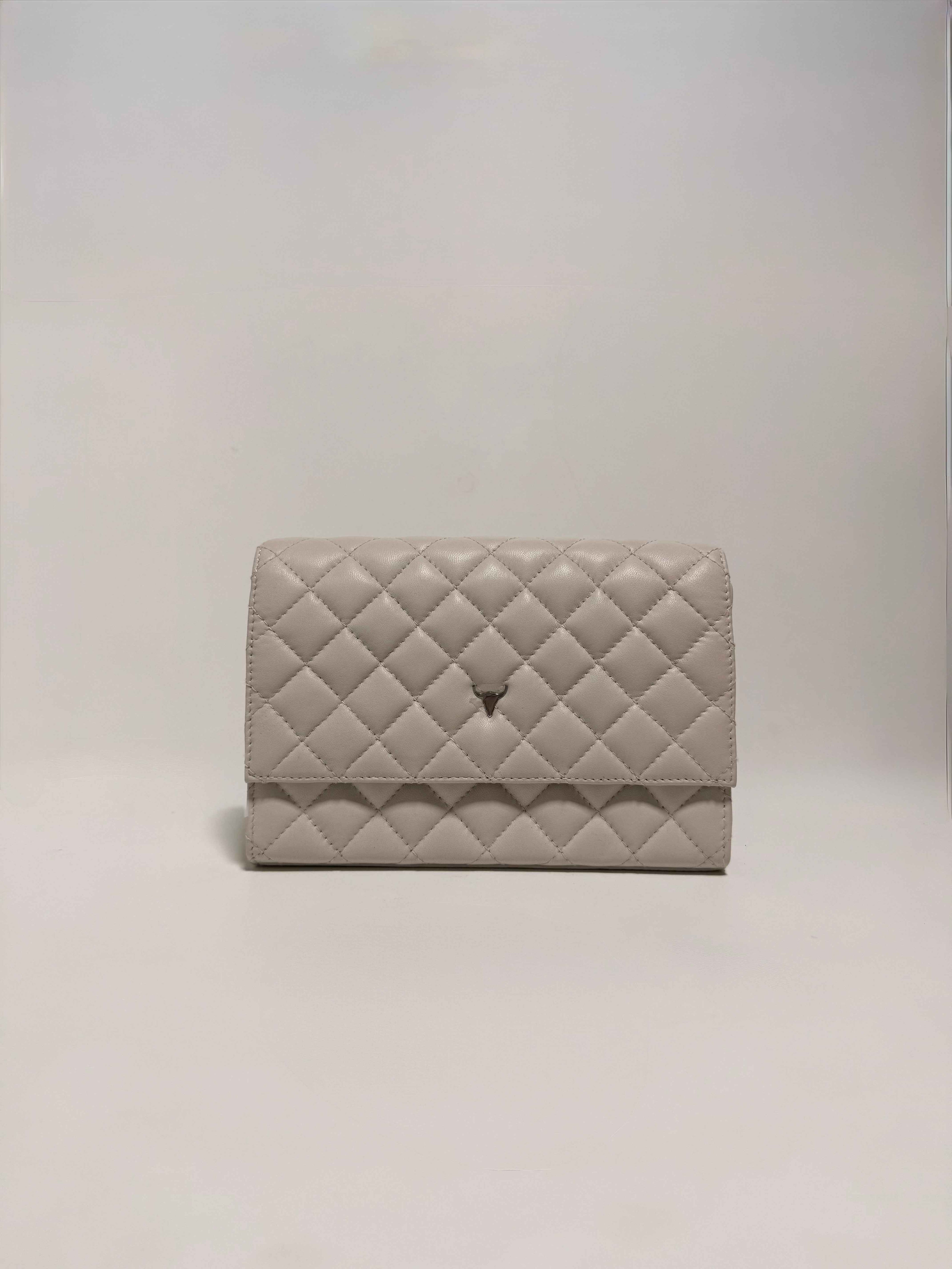 Pochette en cuir matelassé beige