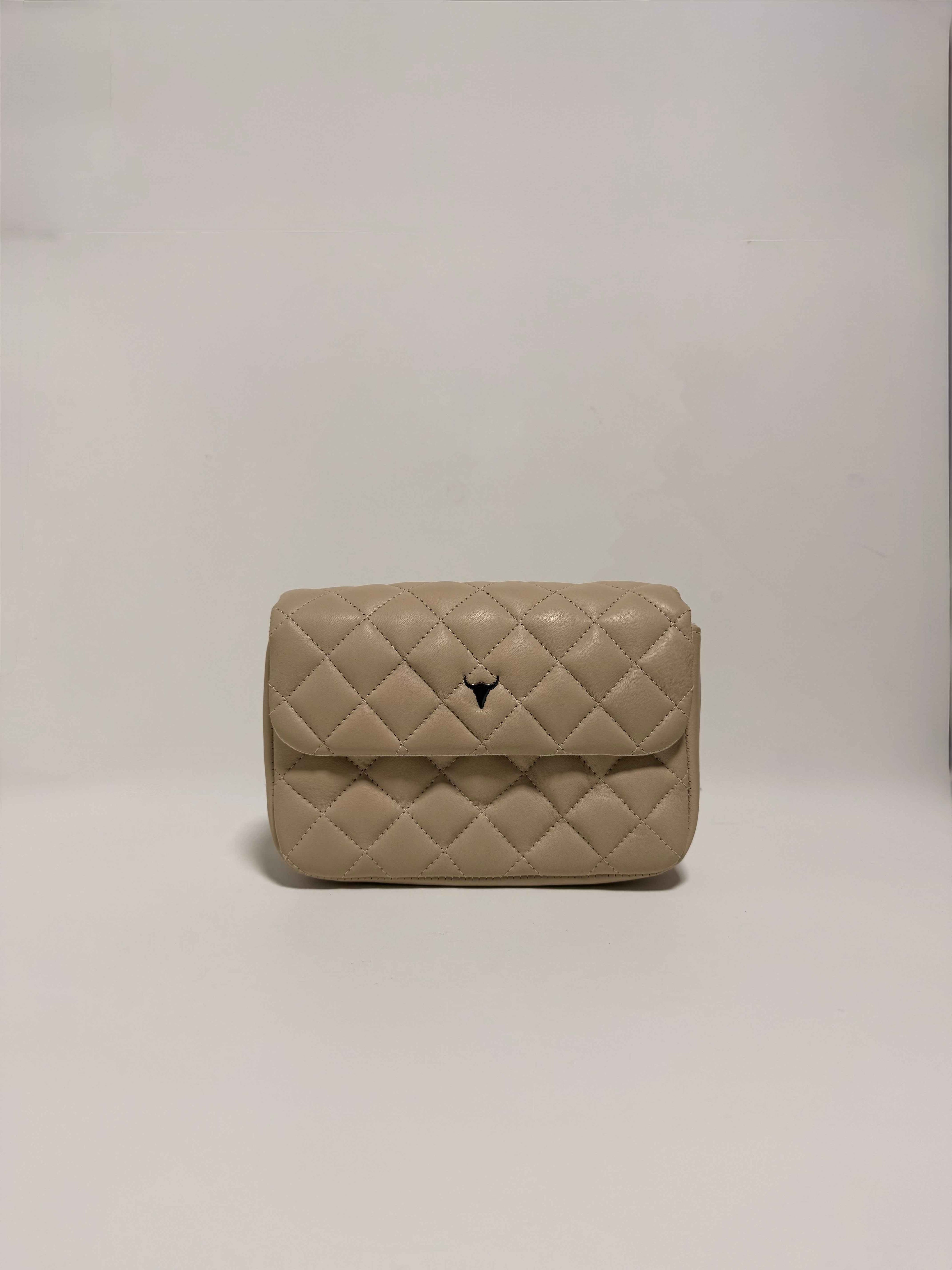 Sac en cuir beige matelassé avec chaîne argentée