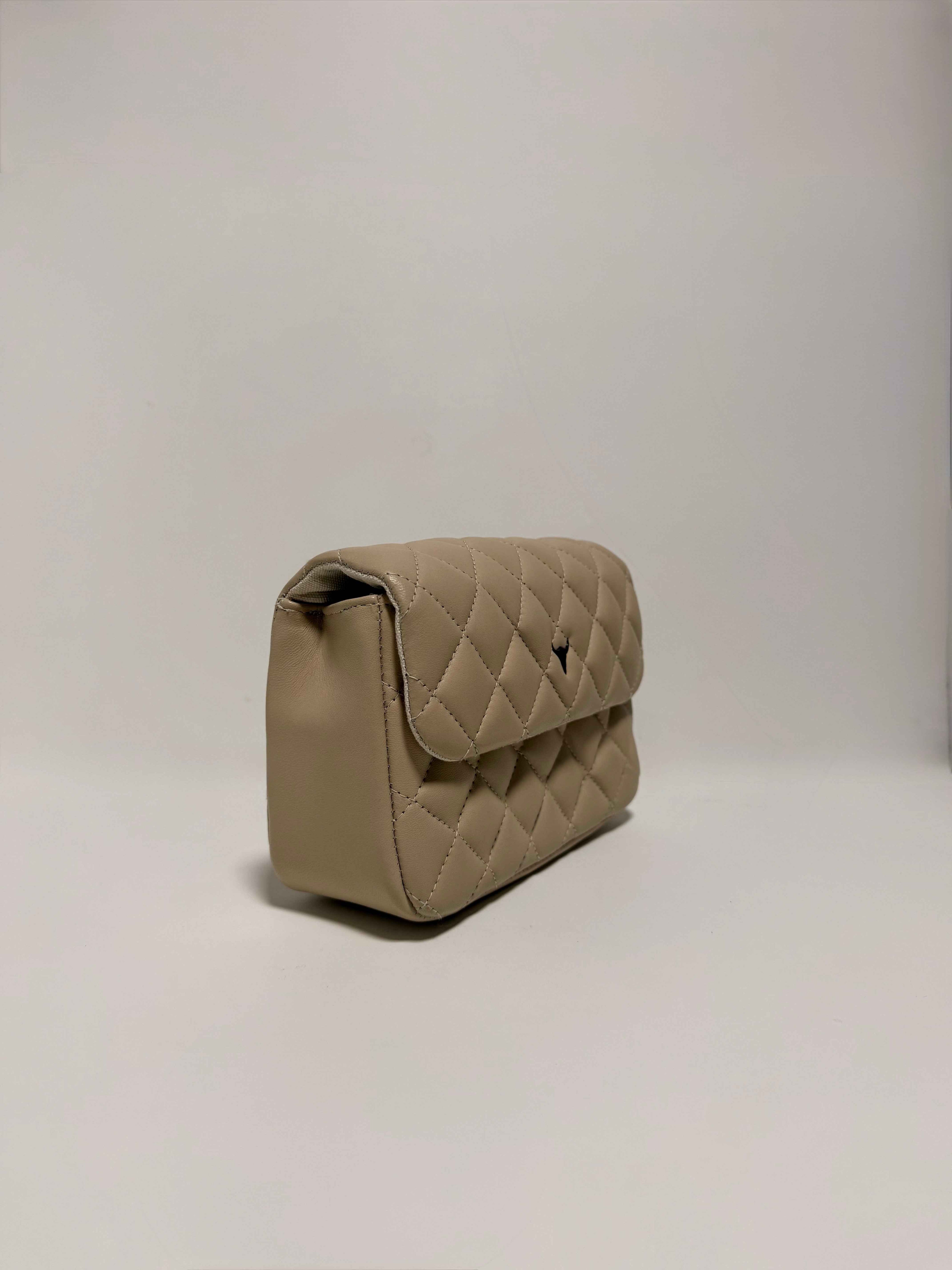 Sac en cuir beige matelassé avec chaîne argentée