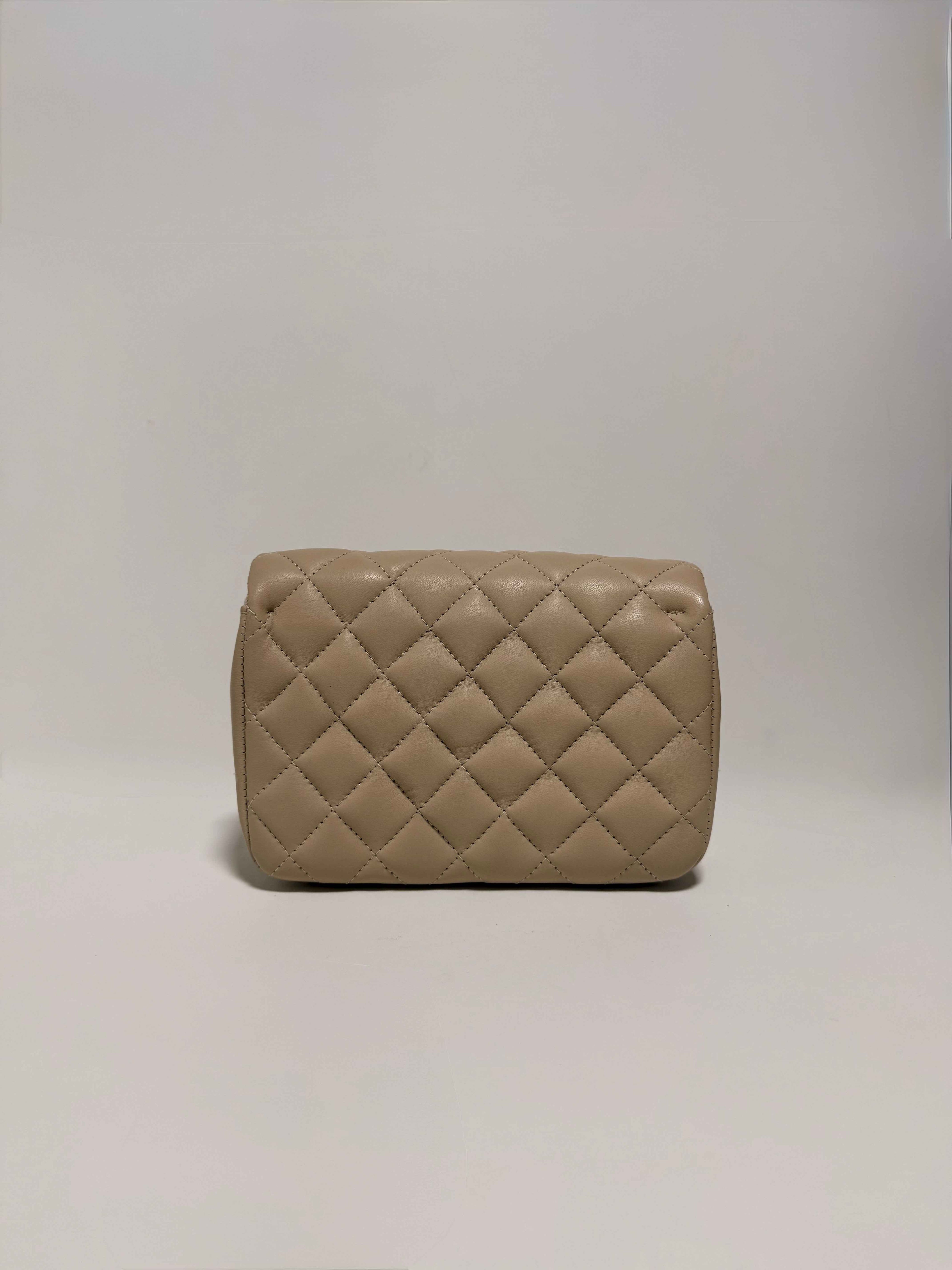 Sac en cuir beige matelassé avec chaîne argentée