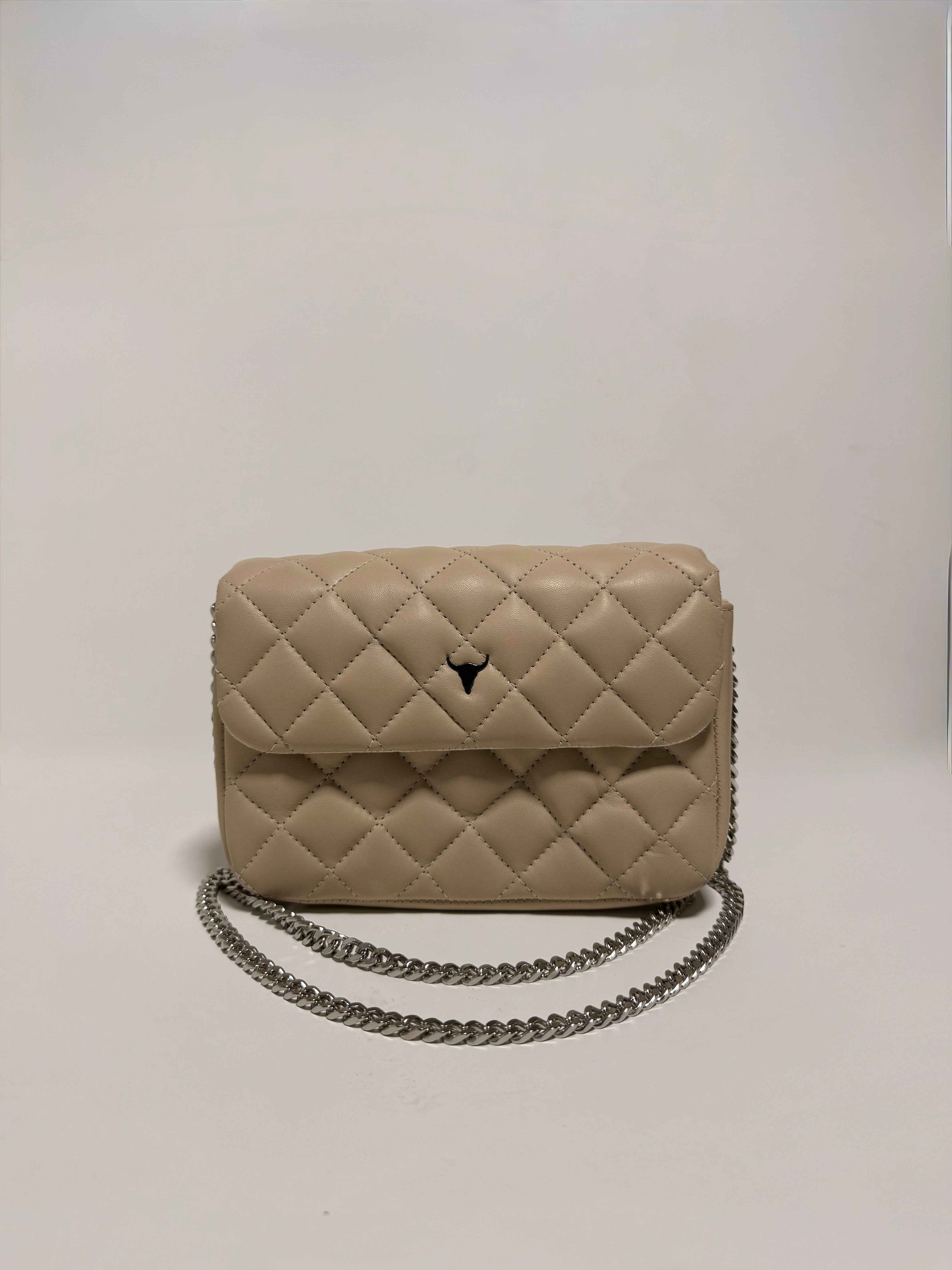 Sac en cuir beige matelassé avec chaîne argentée
