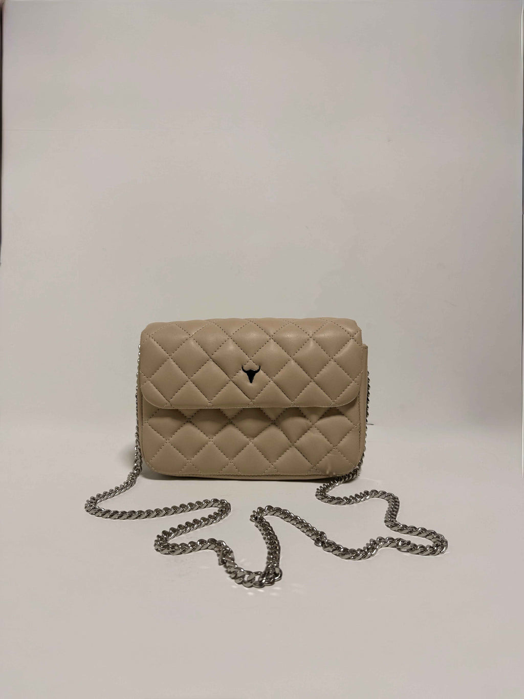 Sac en cuir beige matelassé avec chaîne argentée