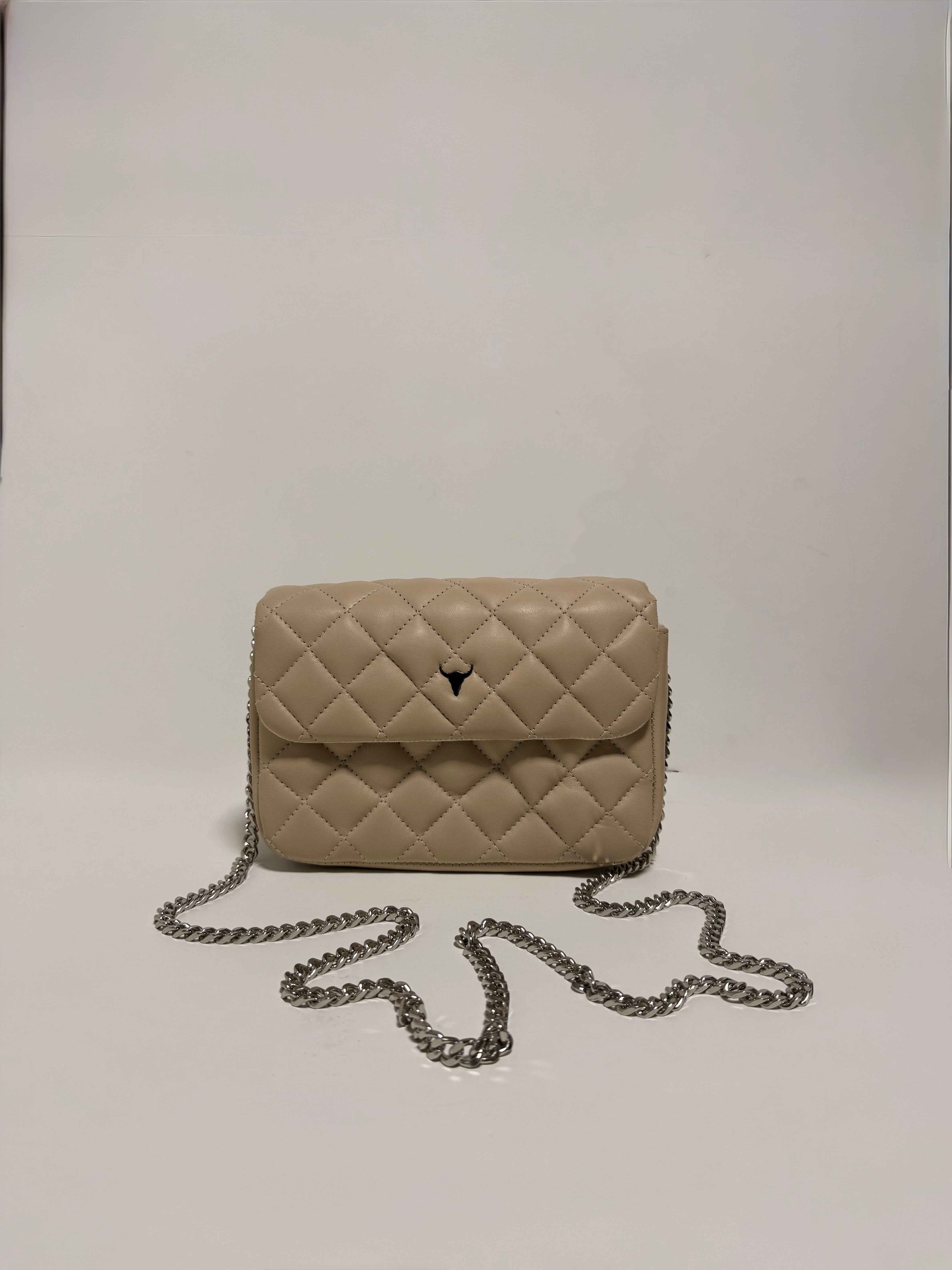 Sac en cuir beige matelassé avec chaîne argentée