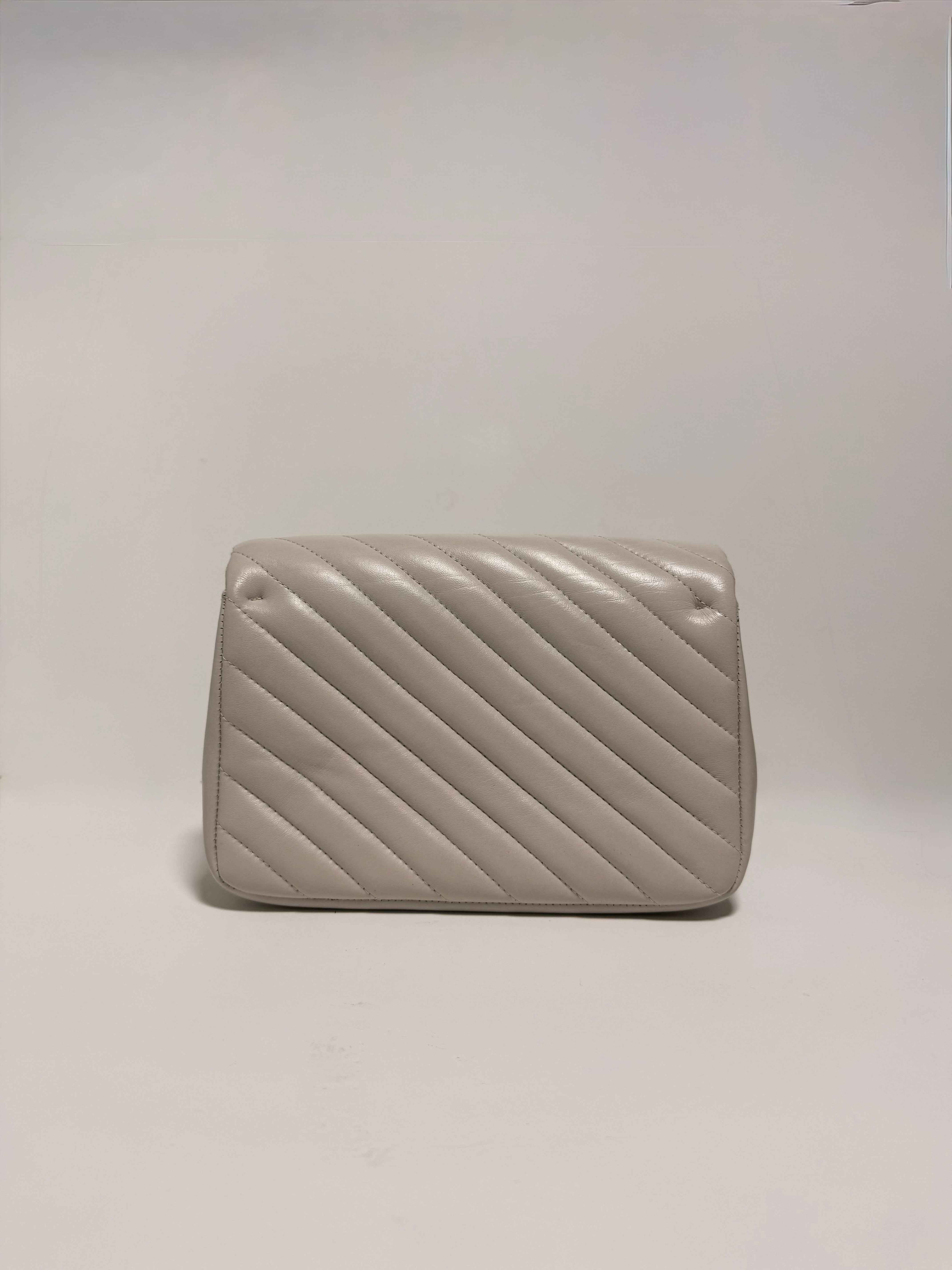Petit sac bandoulière matelassé beige en cuir
