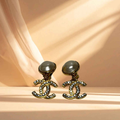 CHANEL – Boucles d’oreilles pendantes CC – Perles baroques – Métal doré – Circa 1990